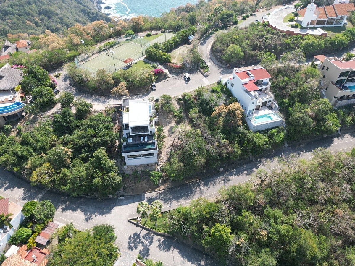 Rare buildable lot in the prestigious gated community of Cerro del Vigía