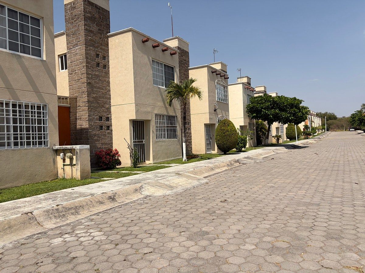 Casa de dos pisos en Rinconada Jardines de Tehuixtla, Tehuixtla, Morelos.