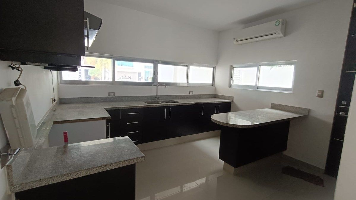 CASA DE 3 NIVELES EN PRIVADA RESIDENCIAL ALTABRISA