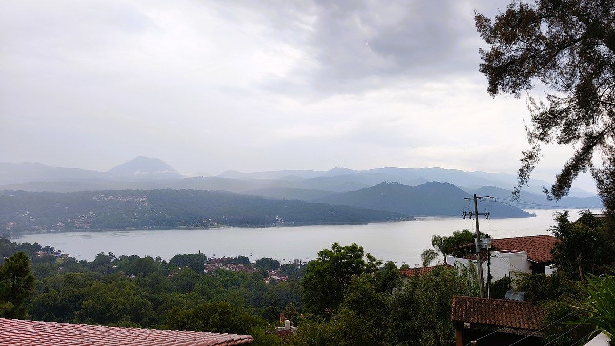CASA EN RENTA CON VISTA FRANCA AL LAGO, VALLE DE BRAVO