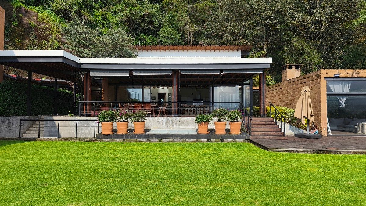 CASA EN VENTA CON VISTA AL LAGO EN VALLE DE BRAVO