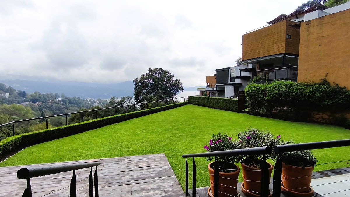 CASA EN VENTA CON VISTA AL LAGO EN VALLE DE BRAVO