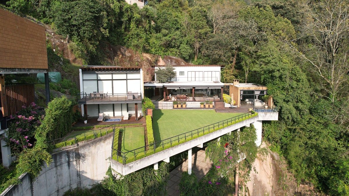 CASA EN VENTA CON VISTA AL LAGO EN VALLE DE BRAVO