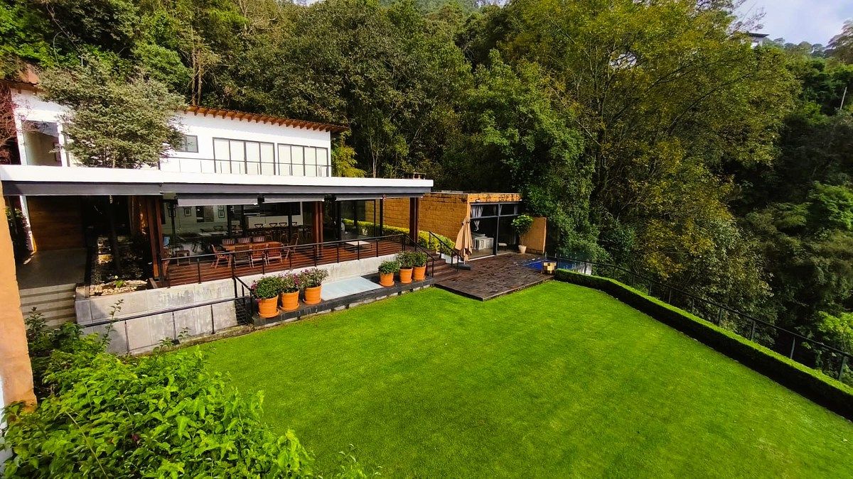 CASA EN VENTA CON VISTA AL LAGO EN VALLE DE BRAVO
