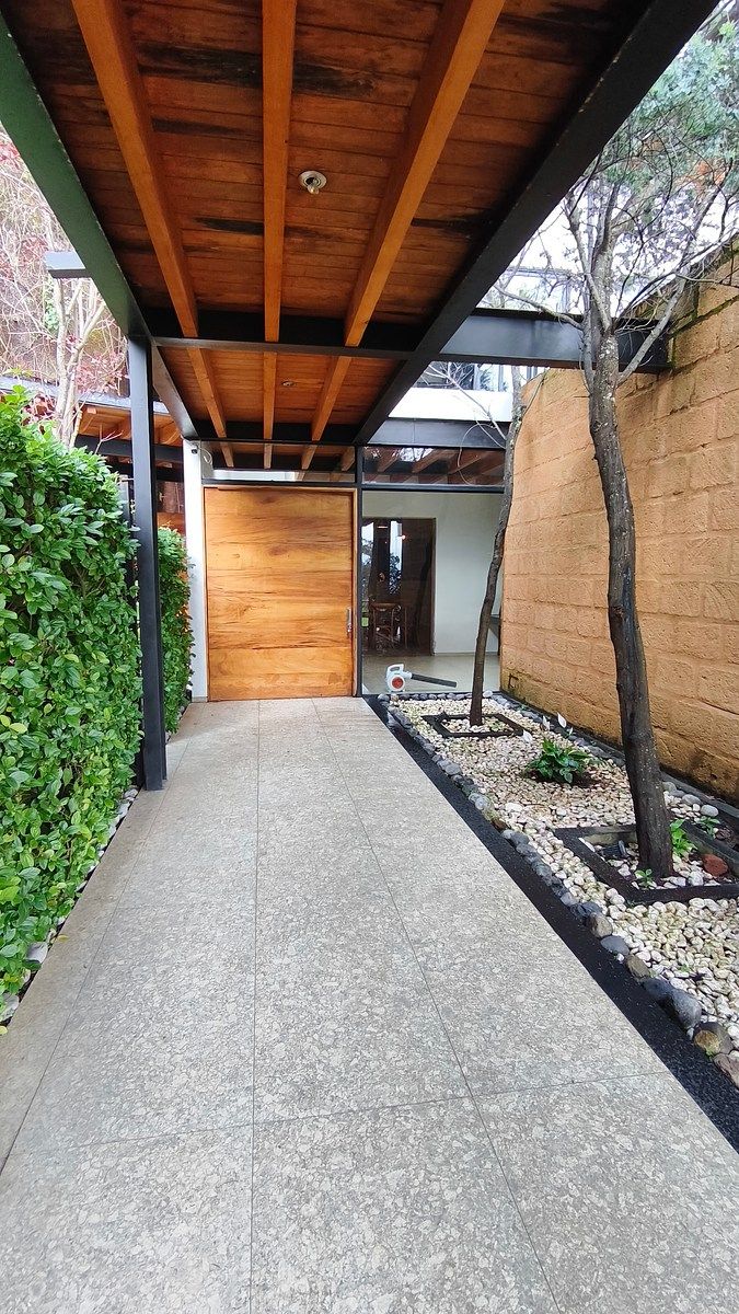 CASA EN VENTA CON VISTA AL LAGO EN VALLE DE BRAVO