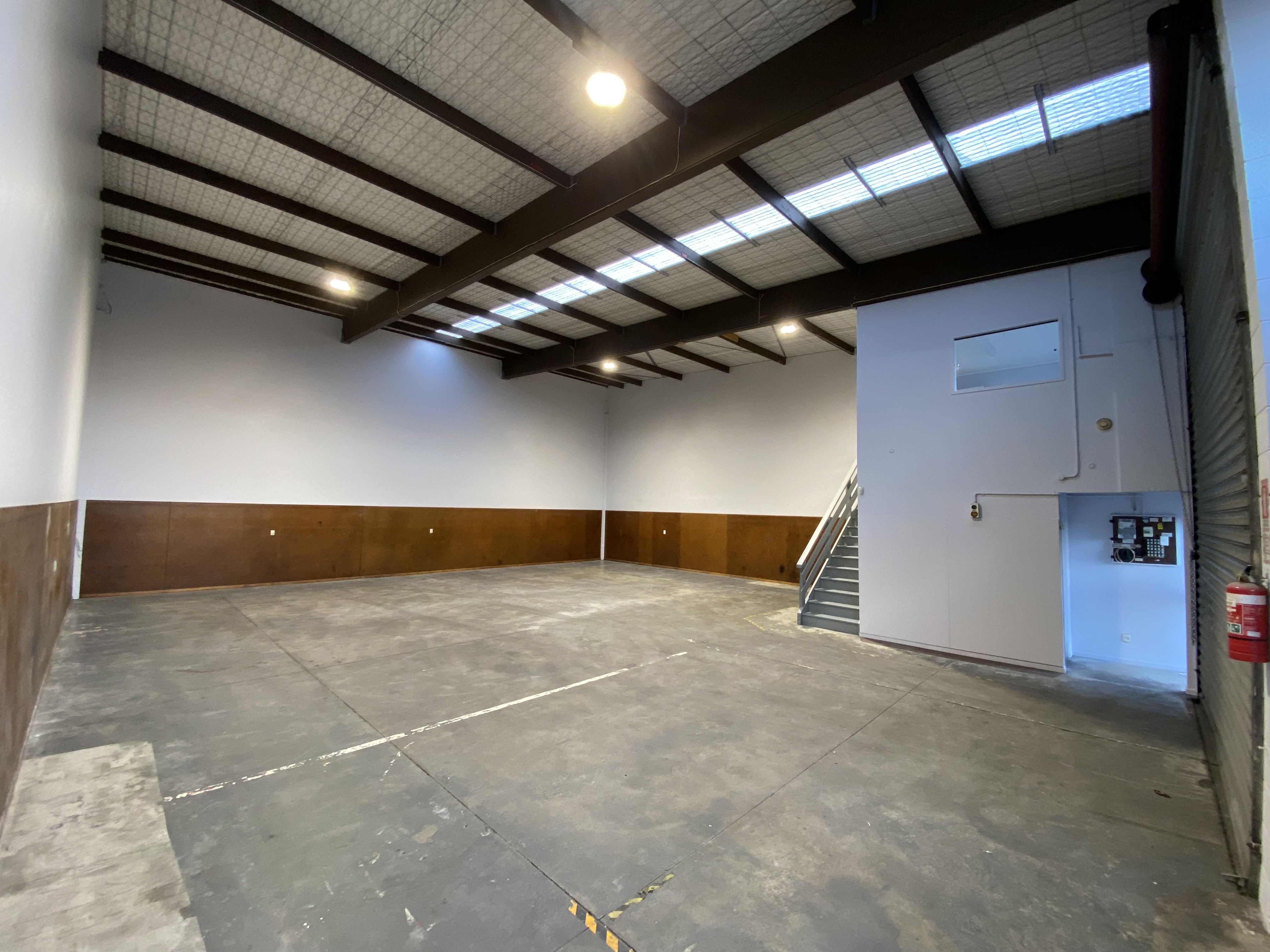 215SQM High Stud Warehouse For Lease