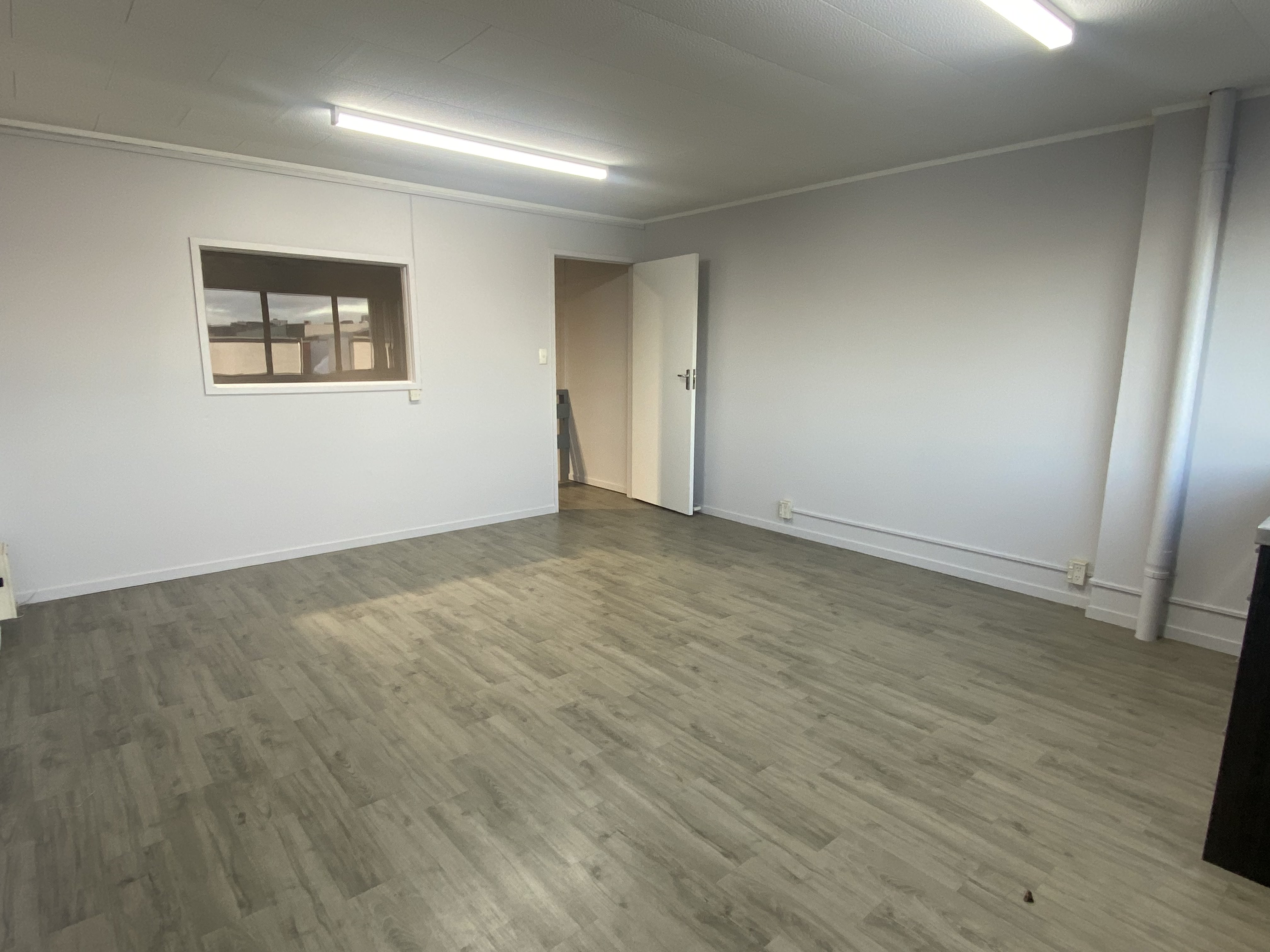 215SQM High Stud Warehouse For Lease