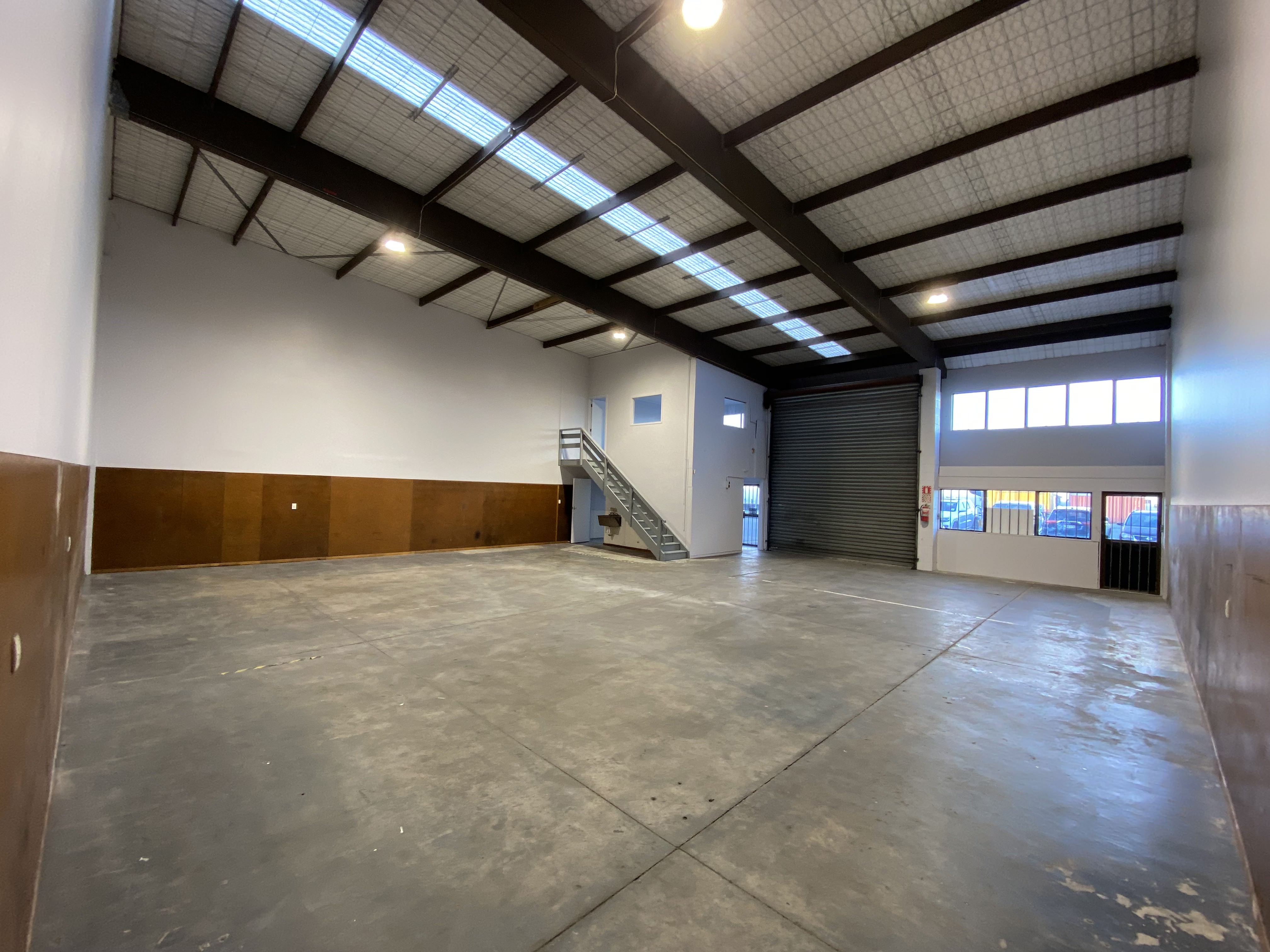 215SQM High Stud Warehouse For Lease