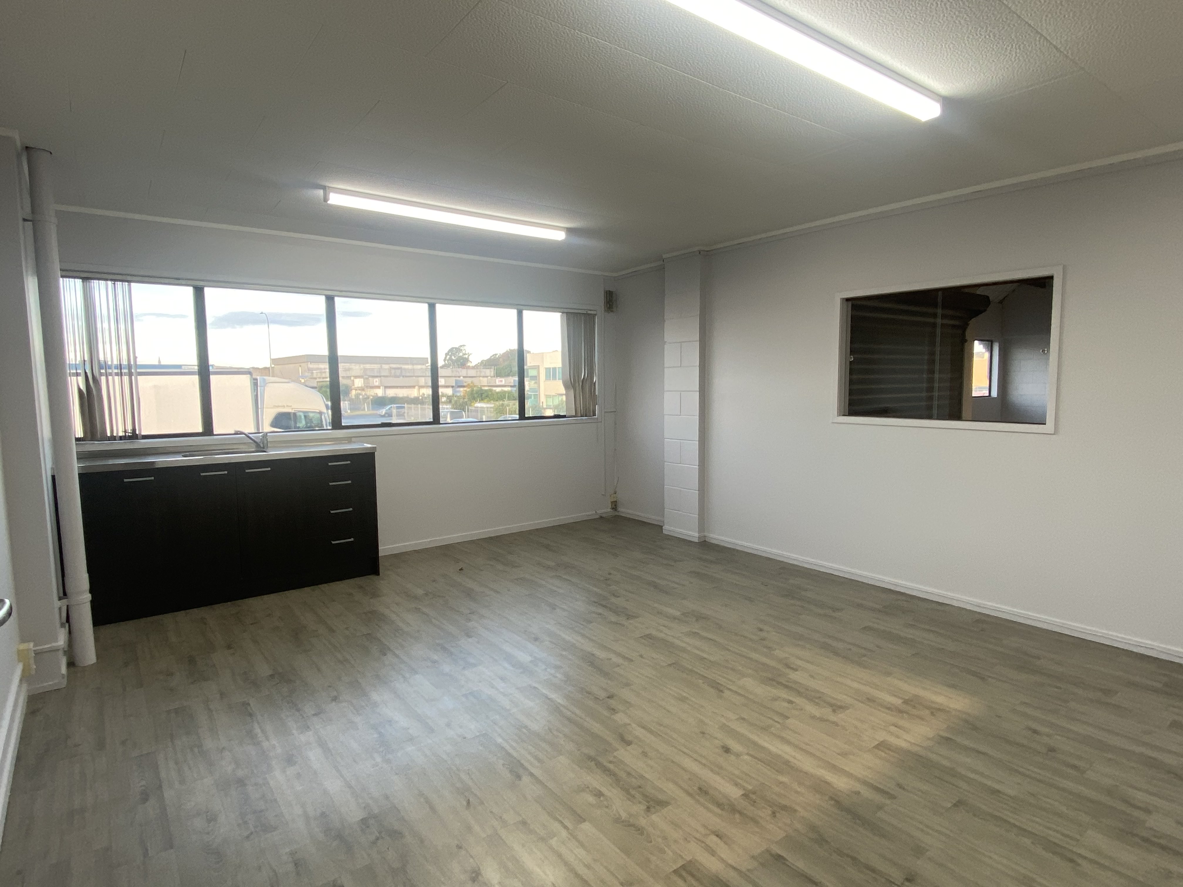 215SQM High Stud Warehouse For Lease
