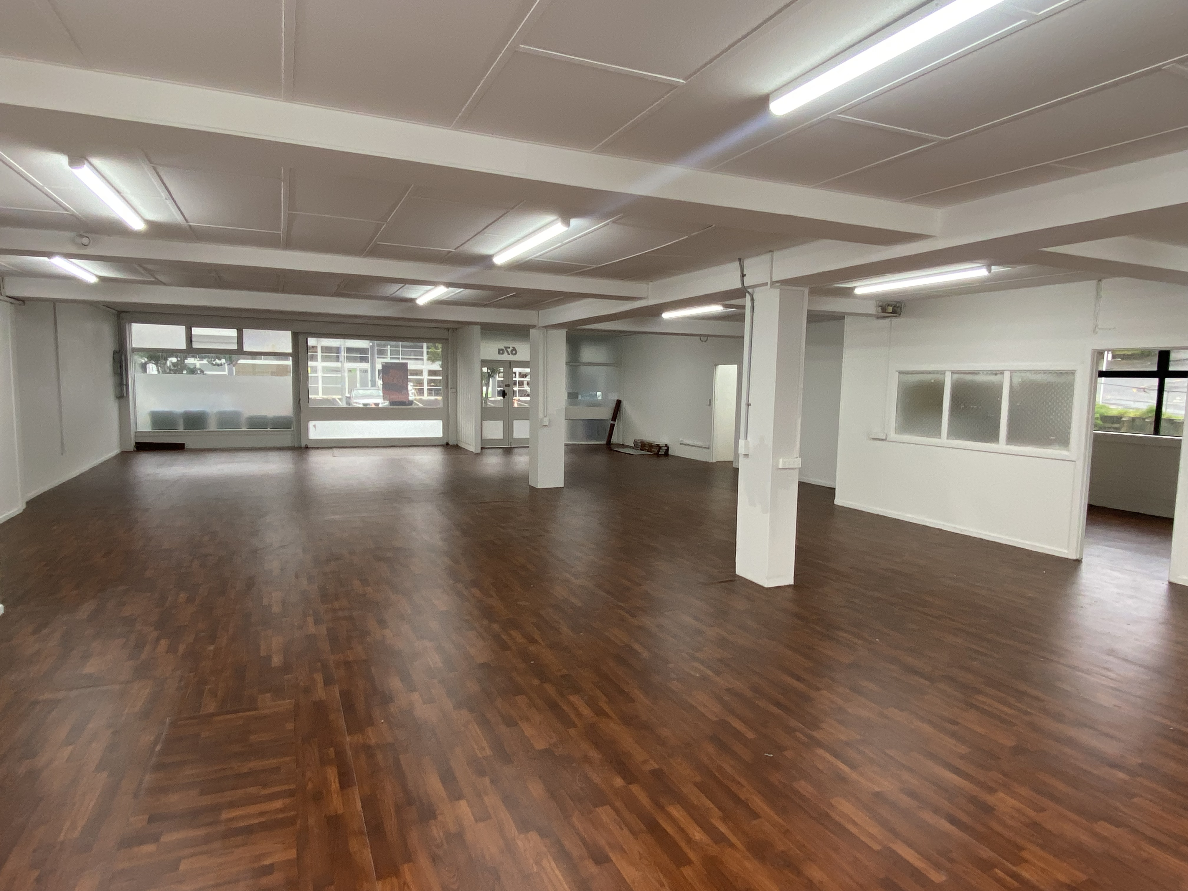 208SQM Office/ Showroom Retail with road frontage