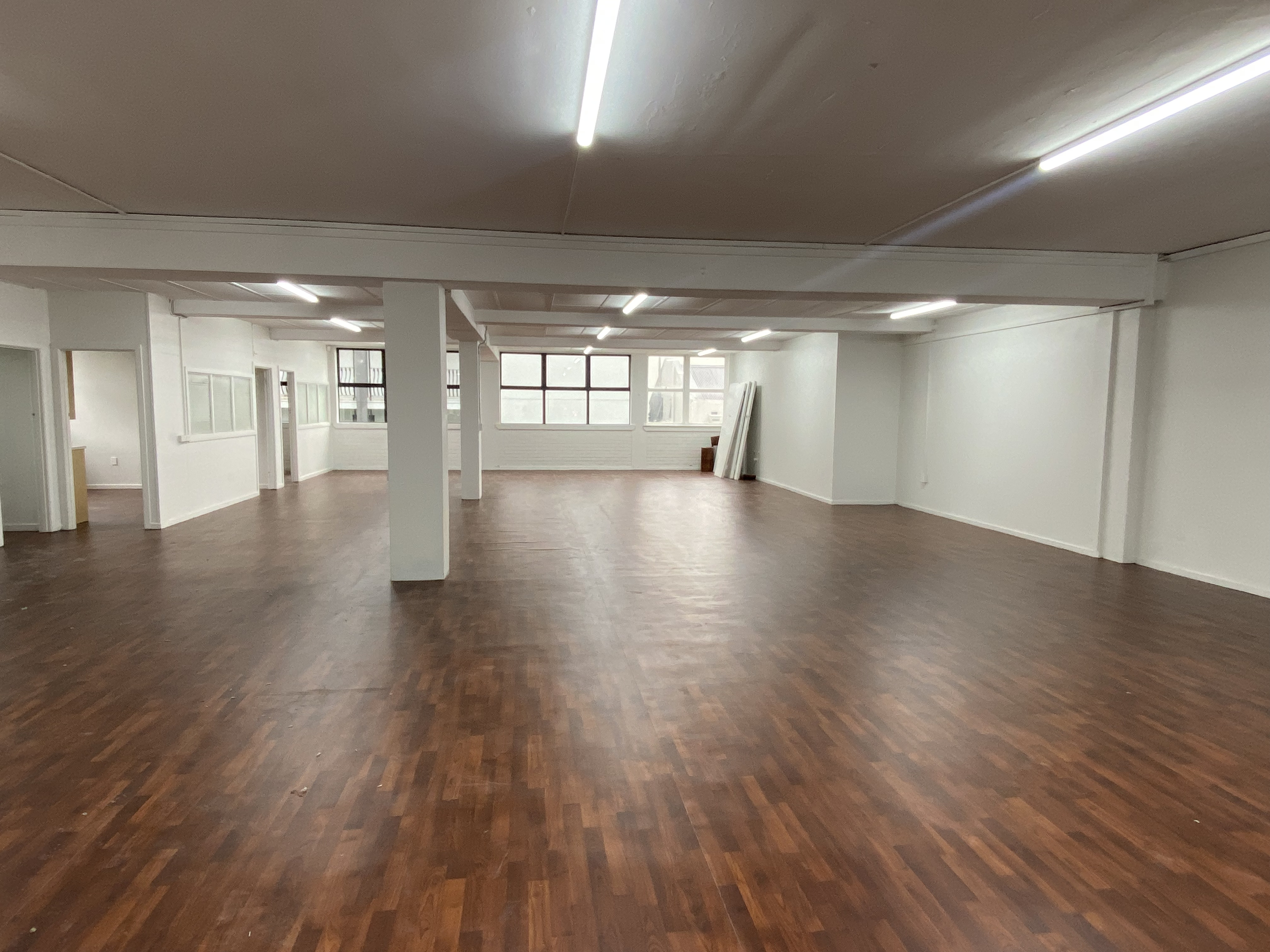 208SQM Office/ Showroom Retail with road frontage