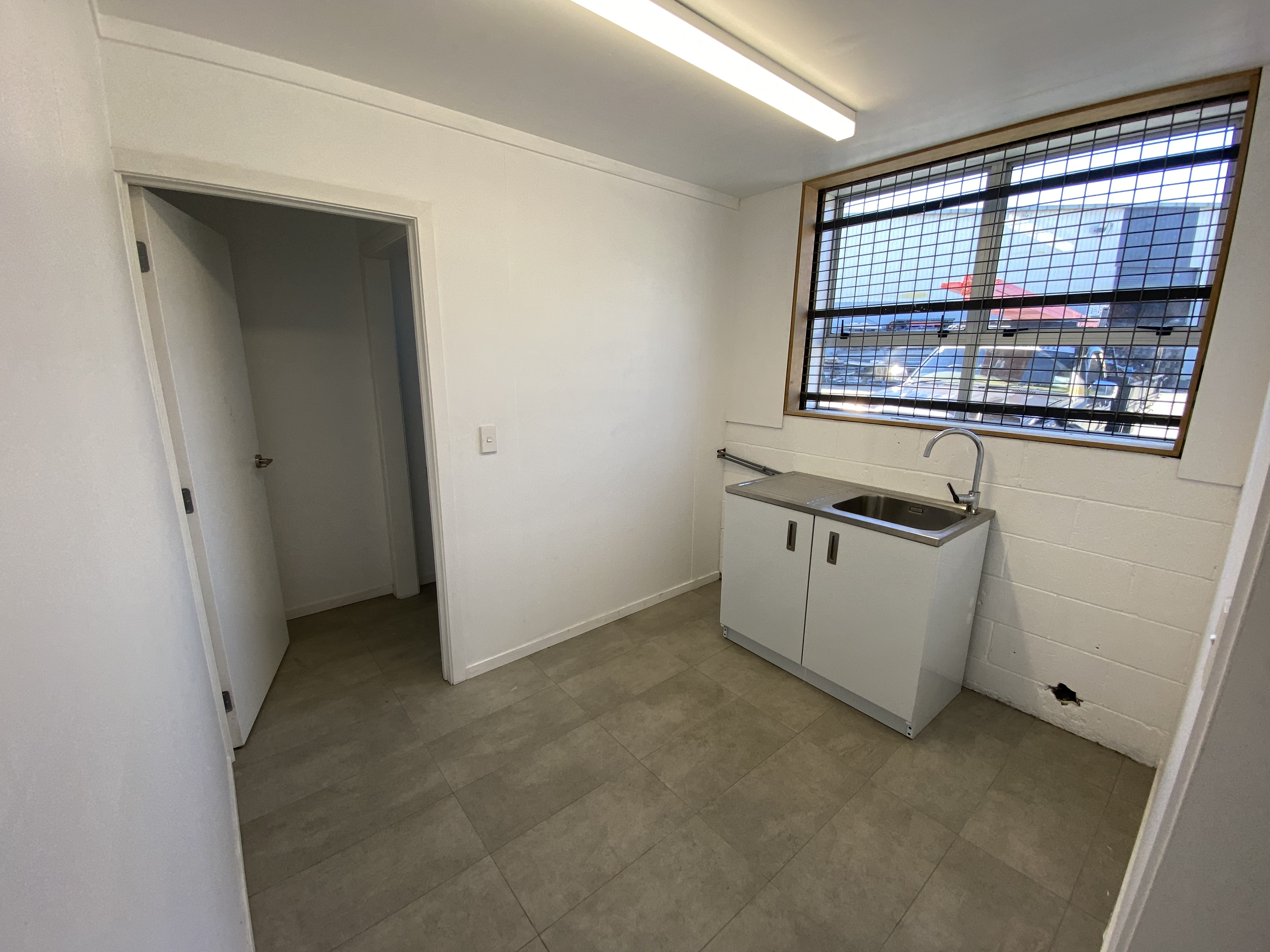 254SQM Functional Clear span Warehouse For Lease 3