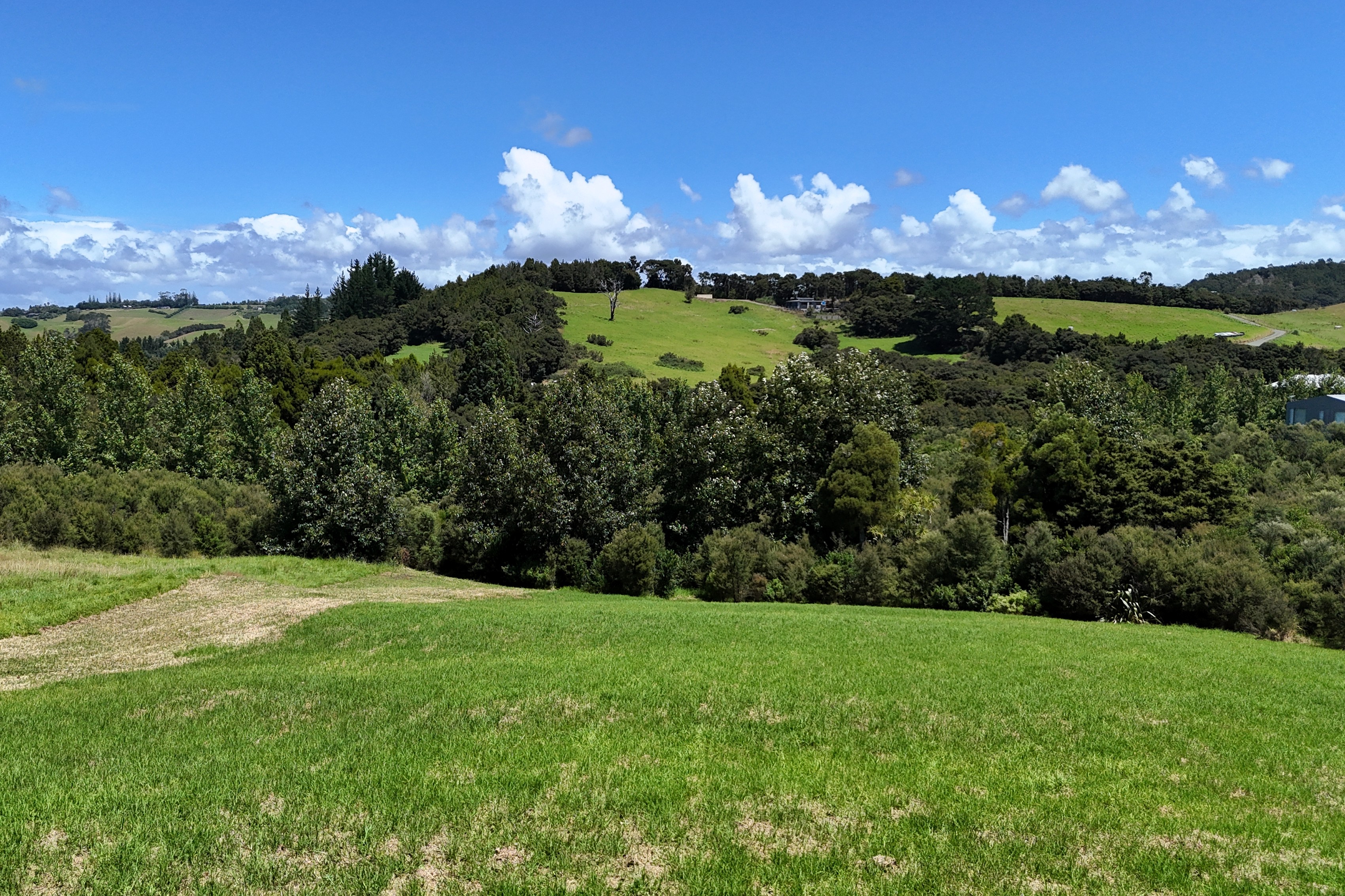 Big skies, rolling views, minimal build covenants