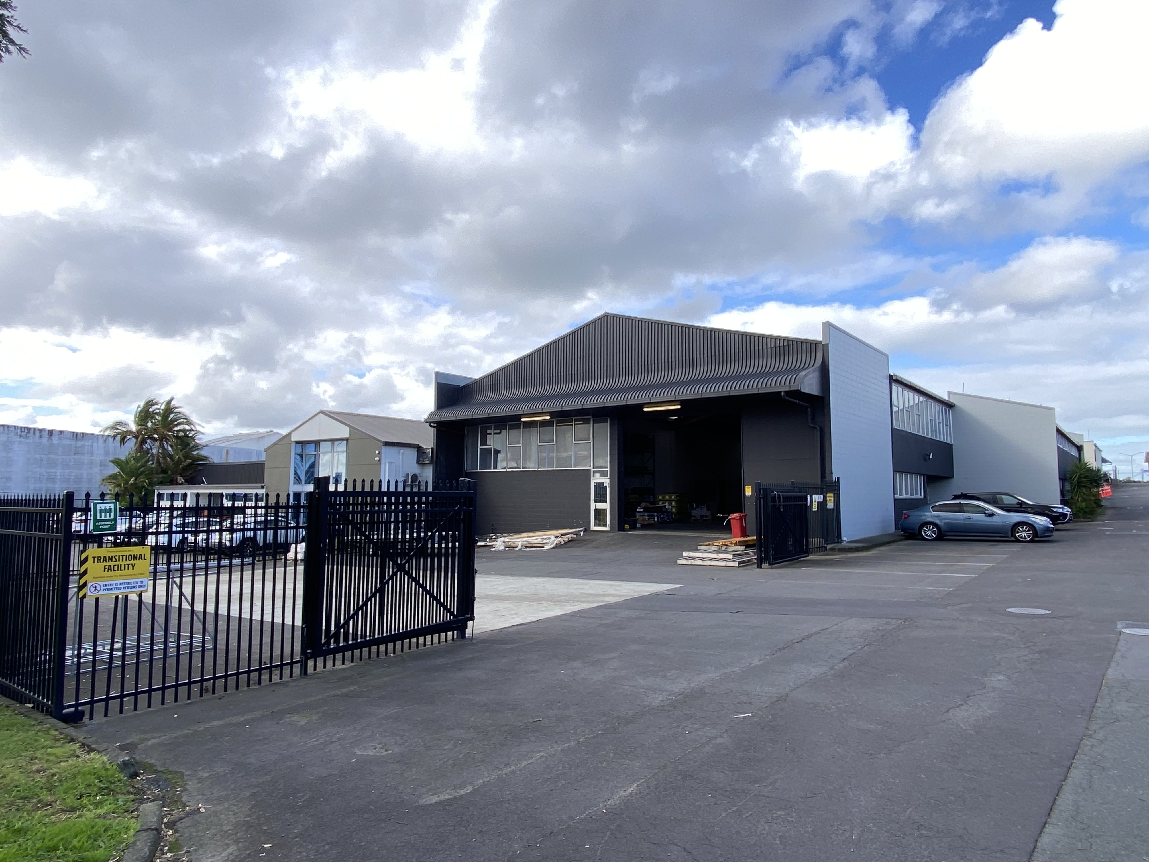 867SQM Functioinal Warehouse & Yard on Patiki Road