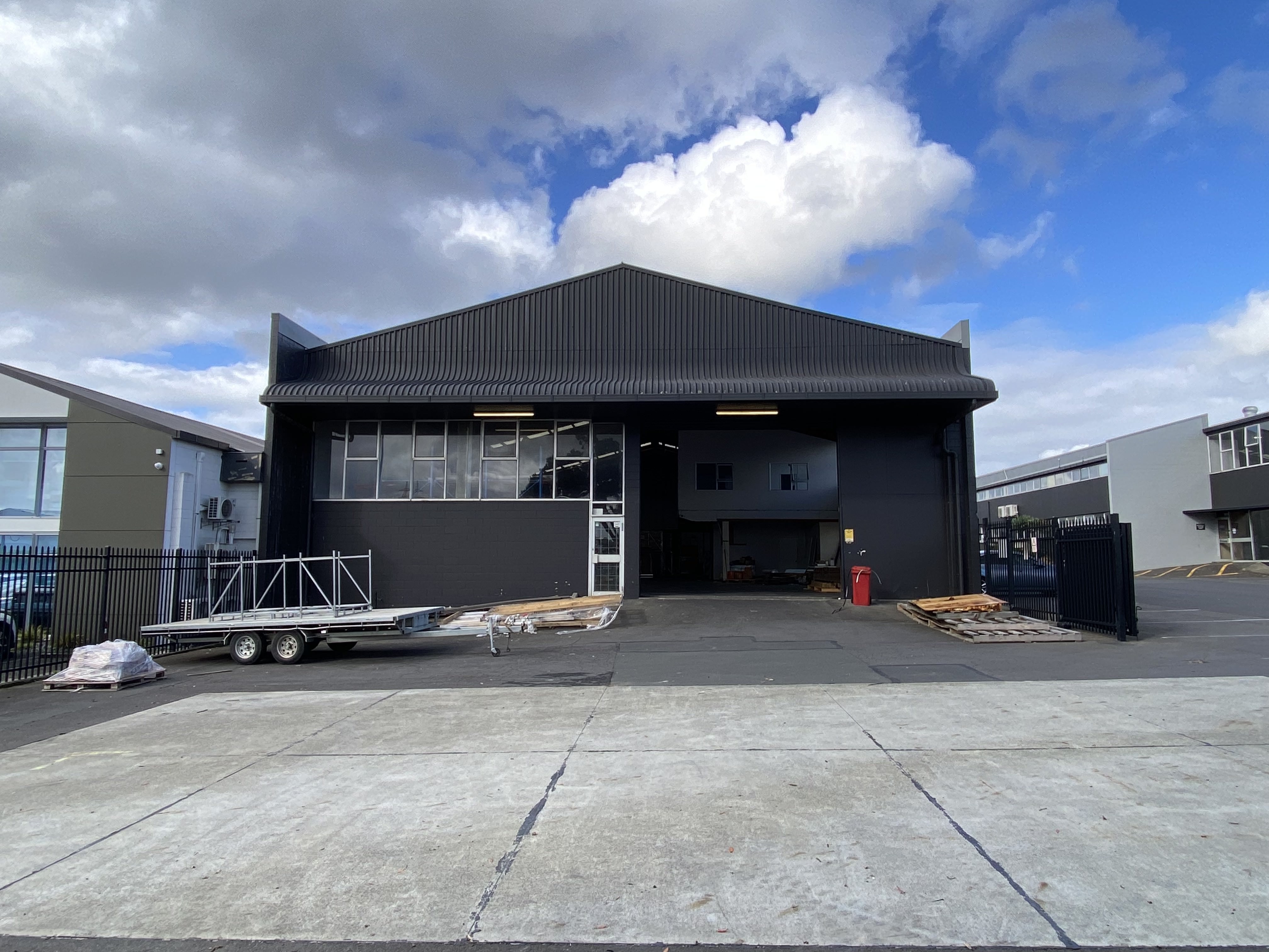 867SQM Functioinal Warehouse & Yard on Patiki Road