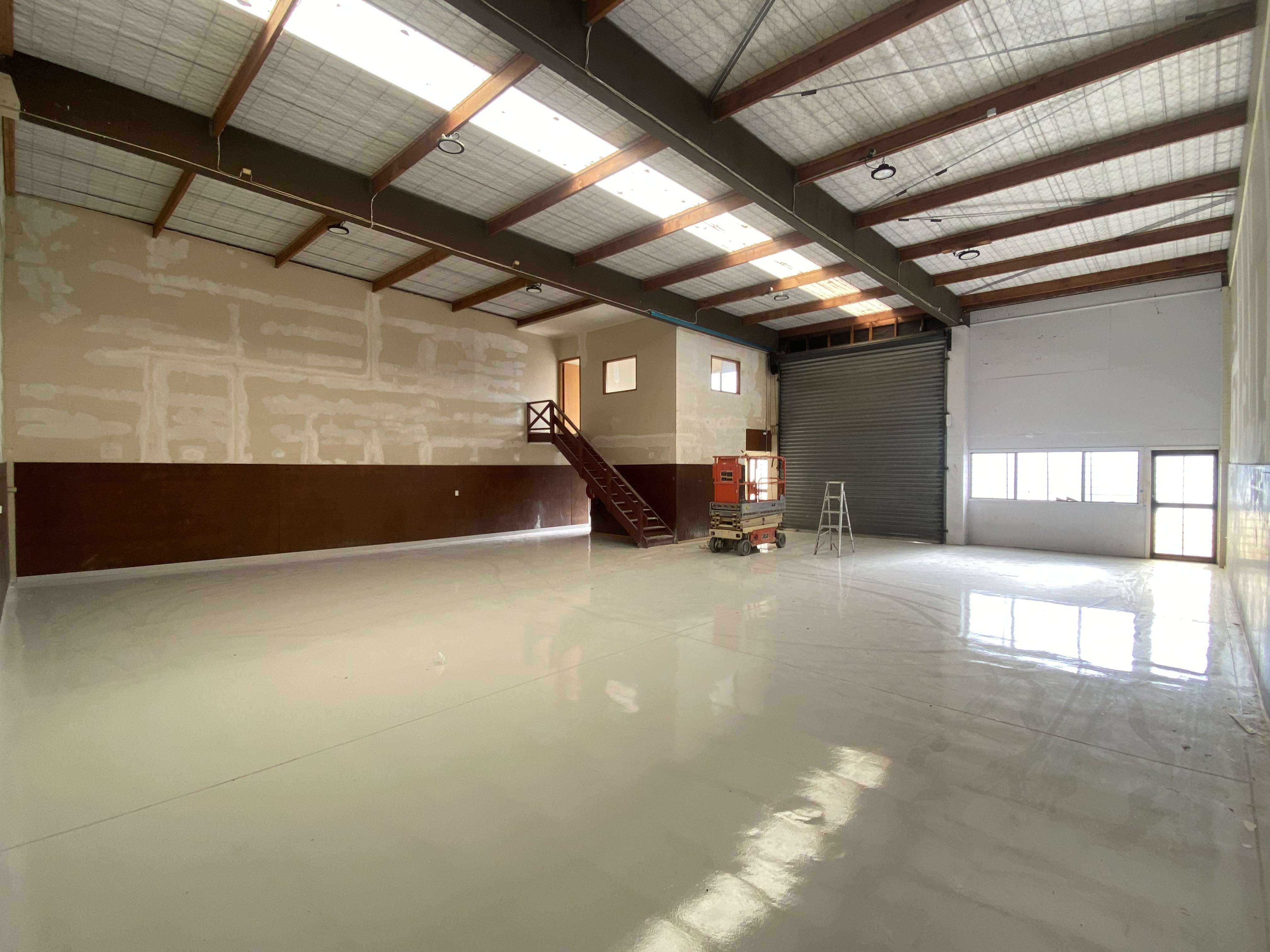 220SQM High Stud Versatile Unit For Lease