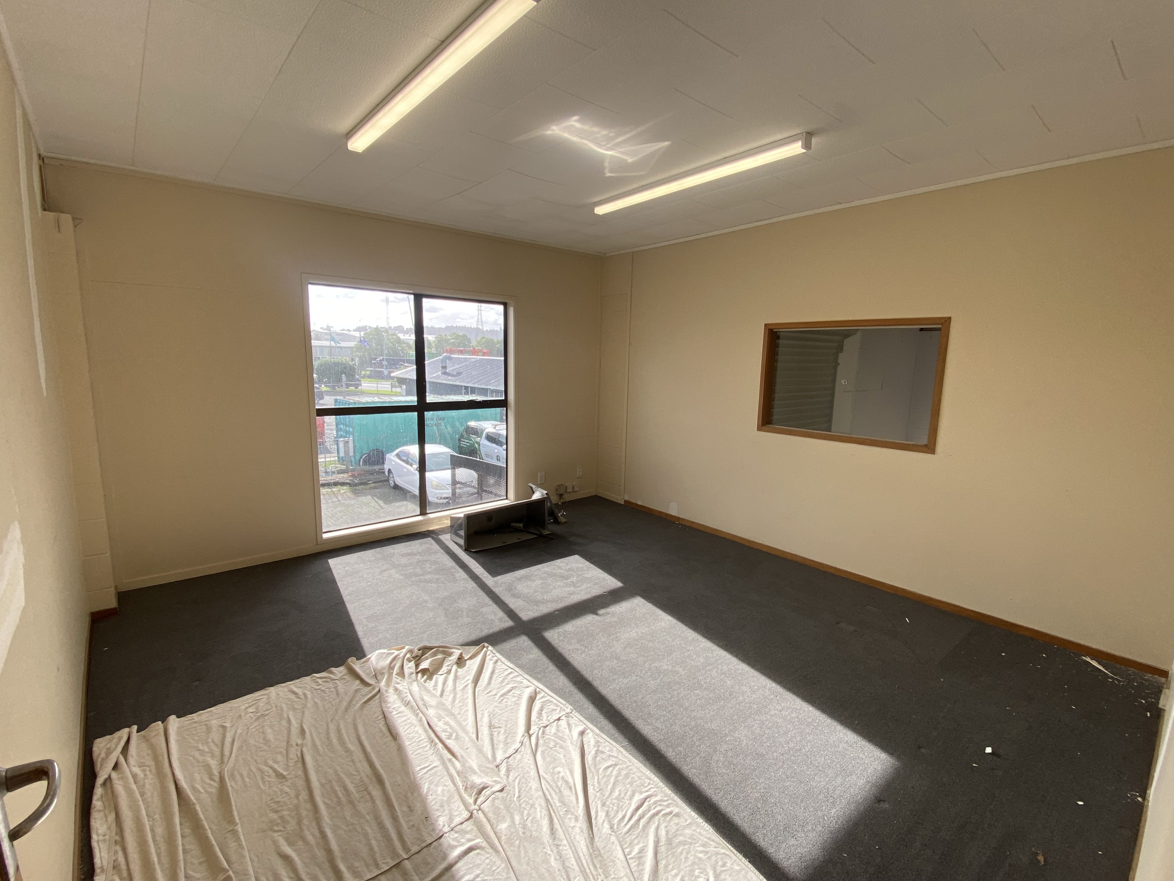 220SQM High Stud Versatile Unit For Lease