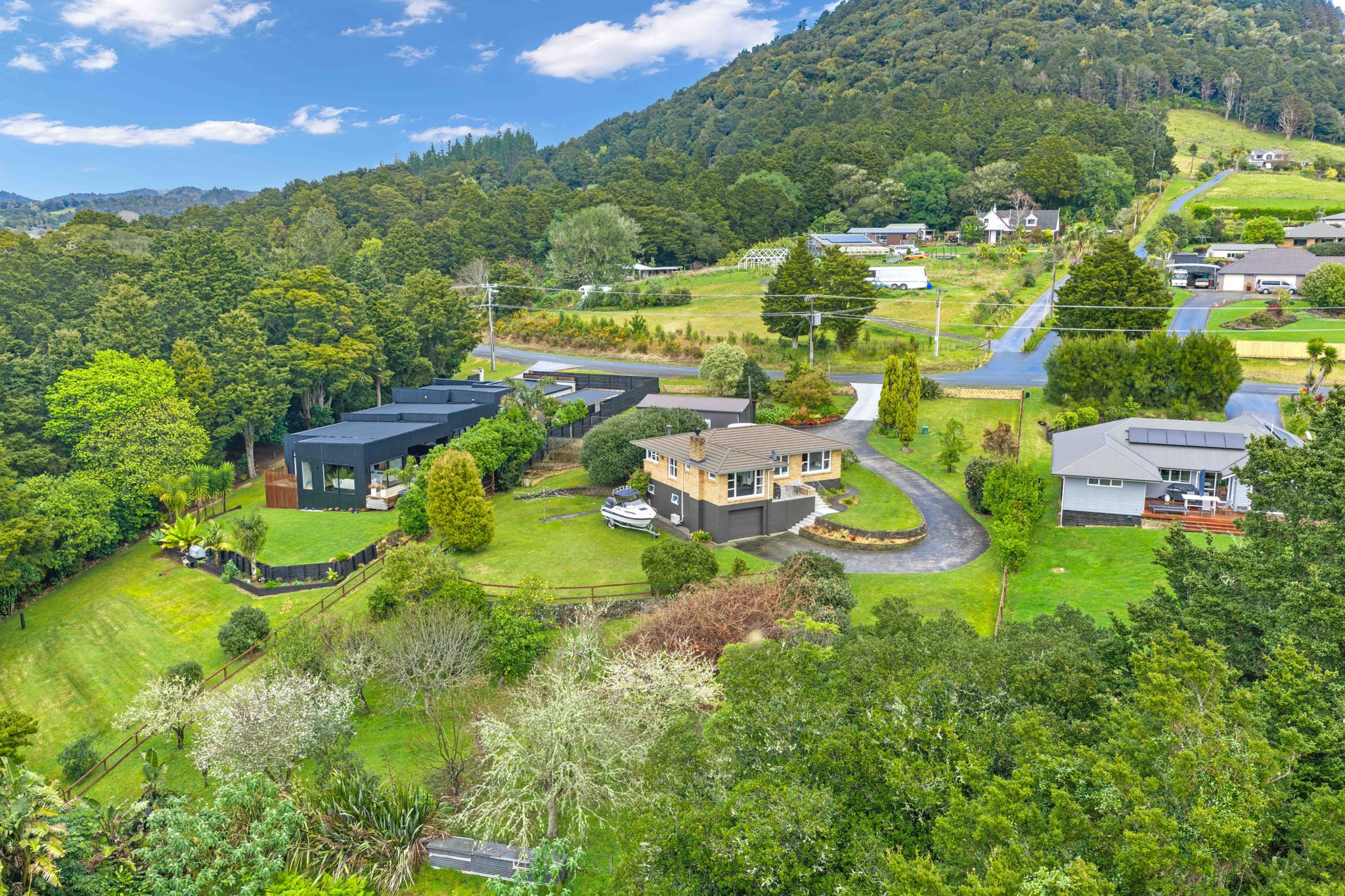 One Acre of Privacy - Minutes from Kamo
