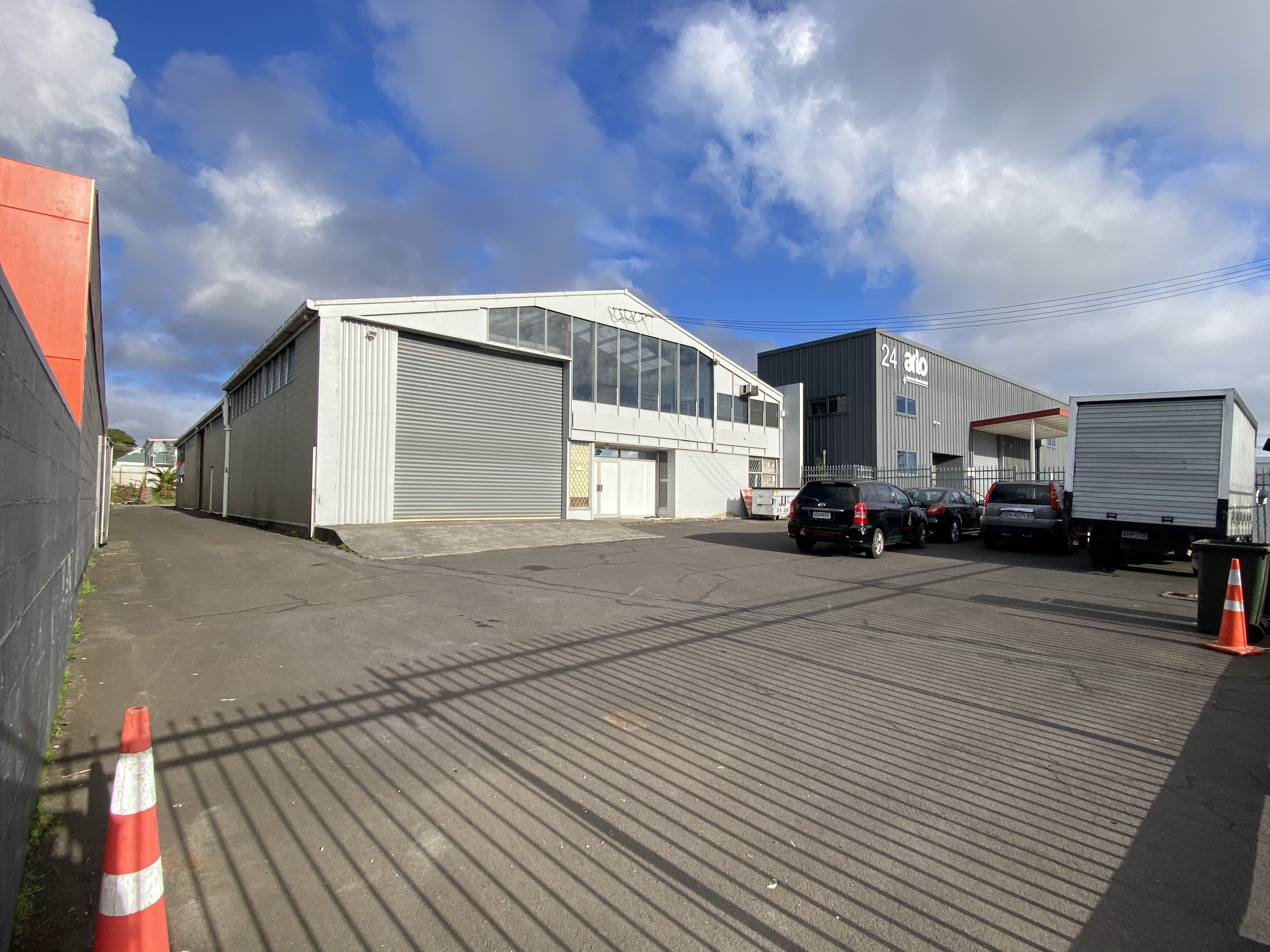 900m2 Warehouse with Gantry Cranes, 3 Phase power