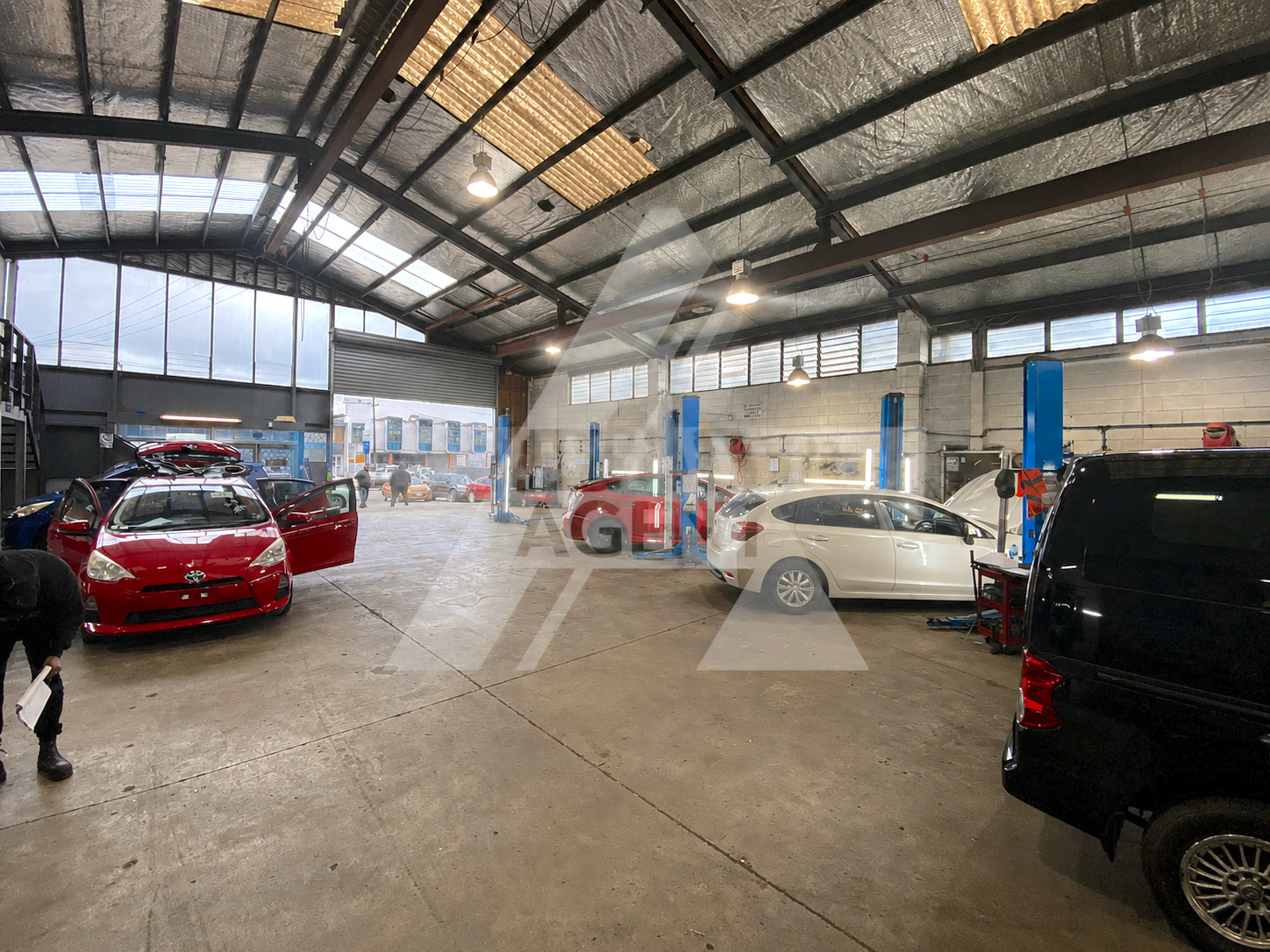 900m2 Warehouse with Gantry Cranes, 3 Phase power