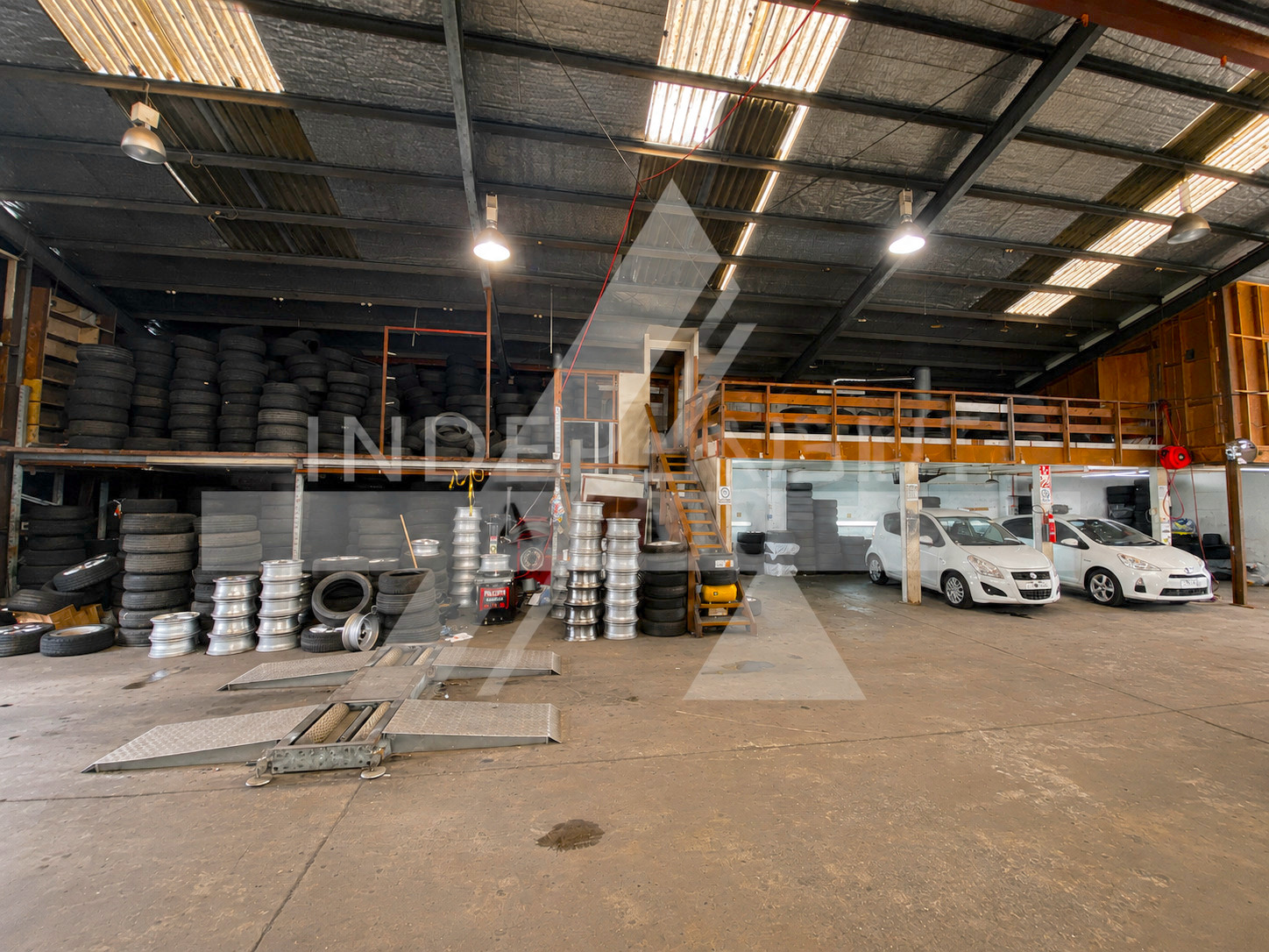 900m2 Warehouse with Gantry Cranes, 3 Phase power