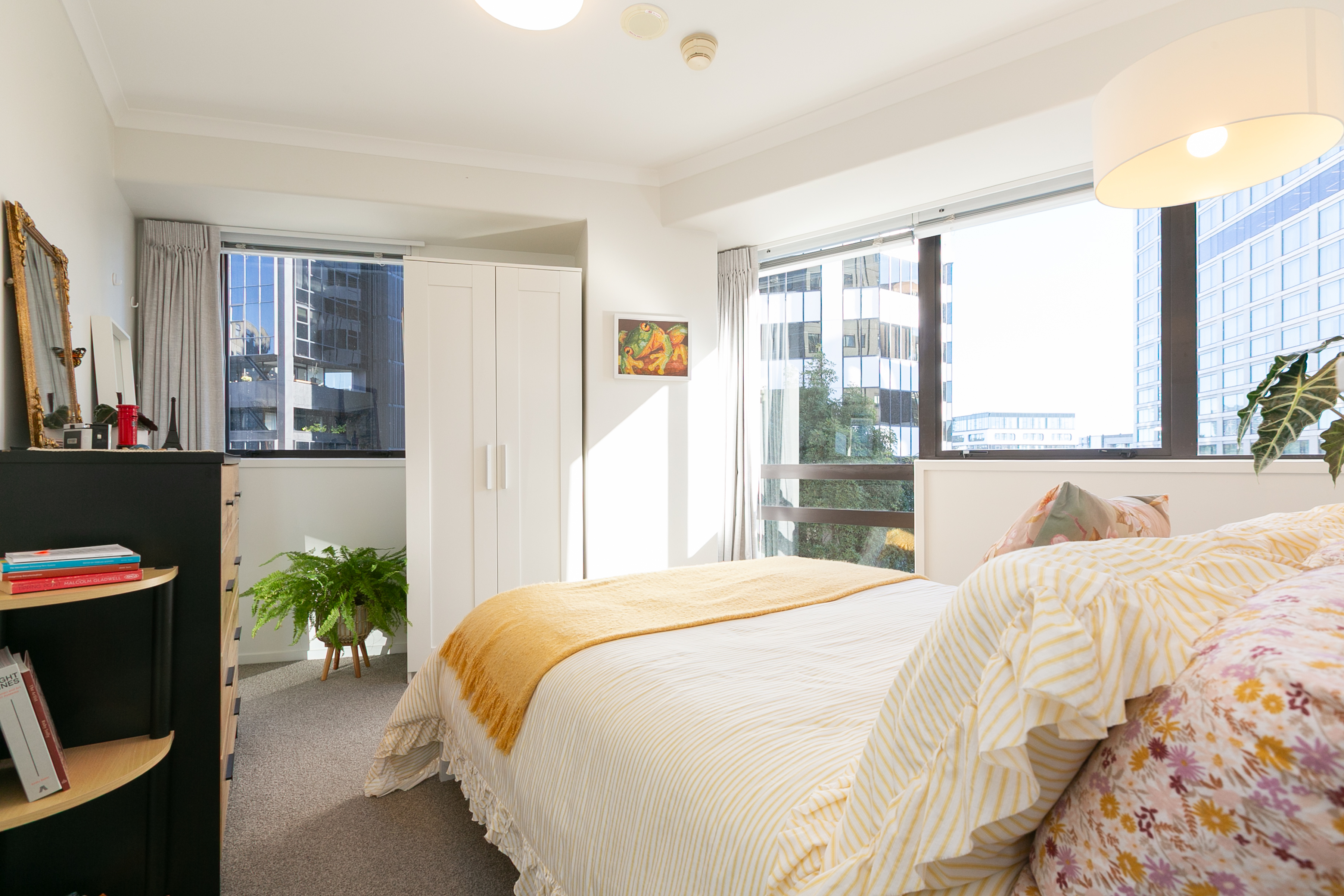 Safe, Loan-Approved, Reno'd. Near Uni/W'cliffe 5