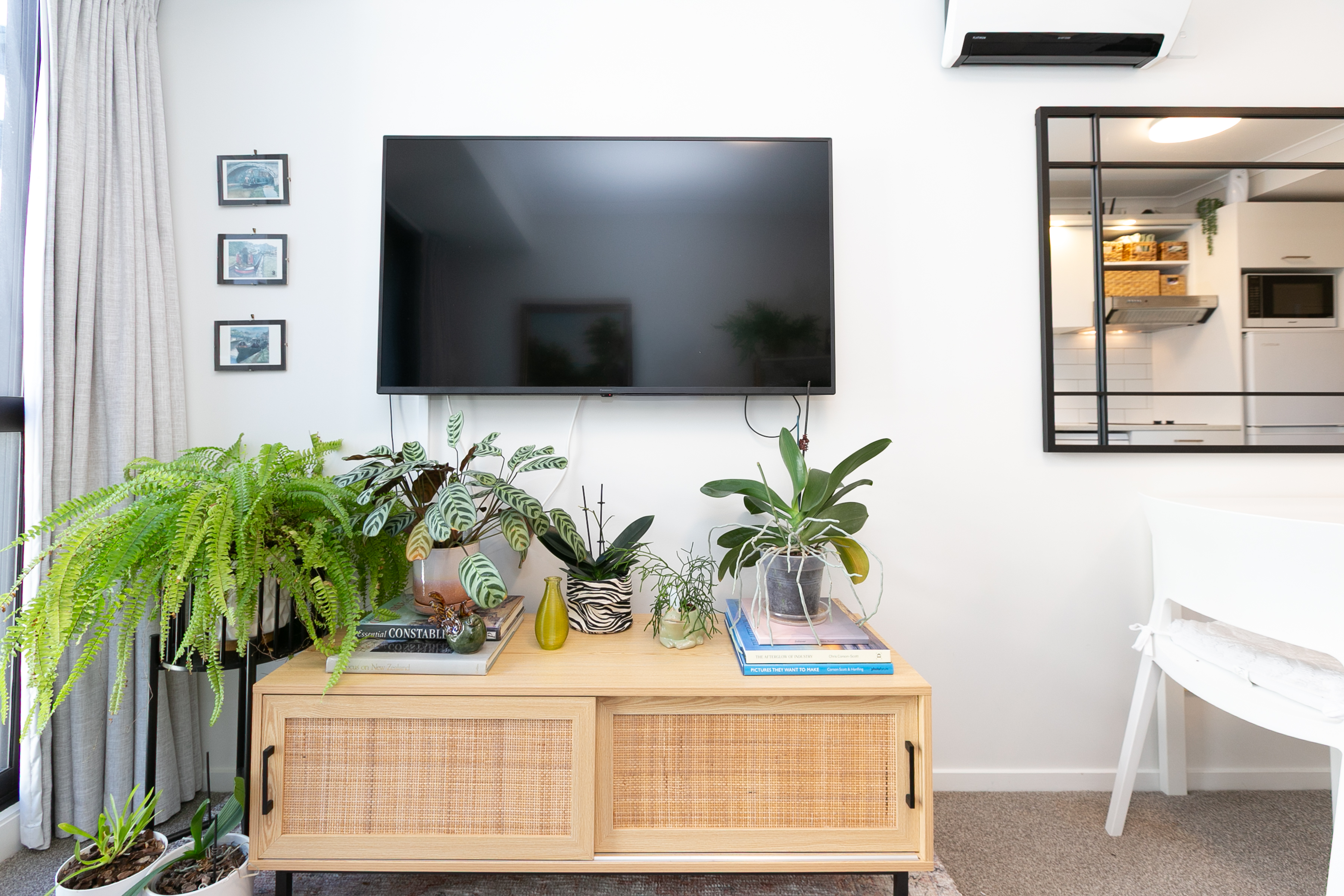 Safe, Loan-Approved, Reno'd. Near Uni/W'cliffe 2