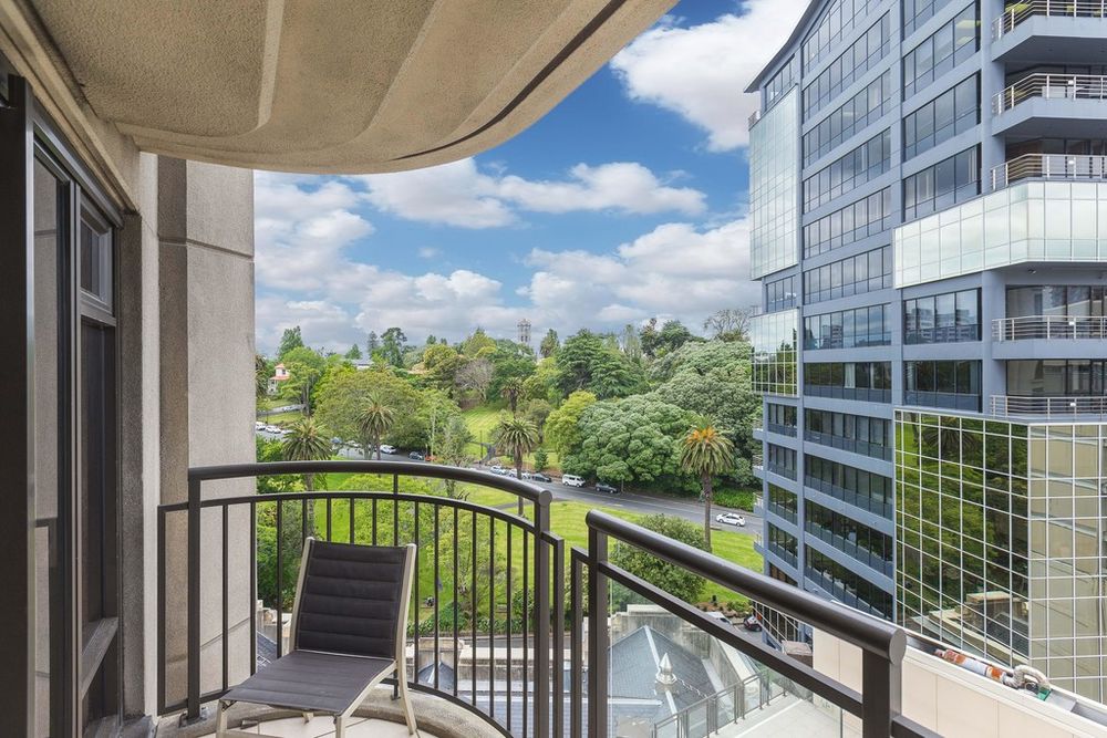 Perfect City Nest: Freehold, Fabulous & Walkable!