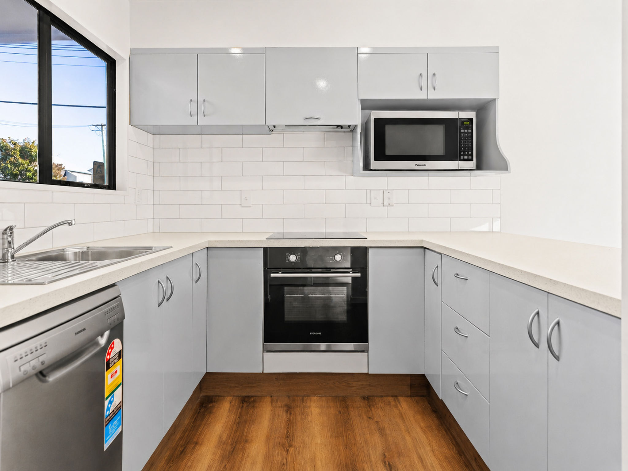 Sunny, Renovated & So Convenient