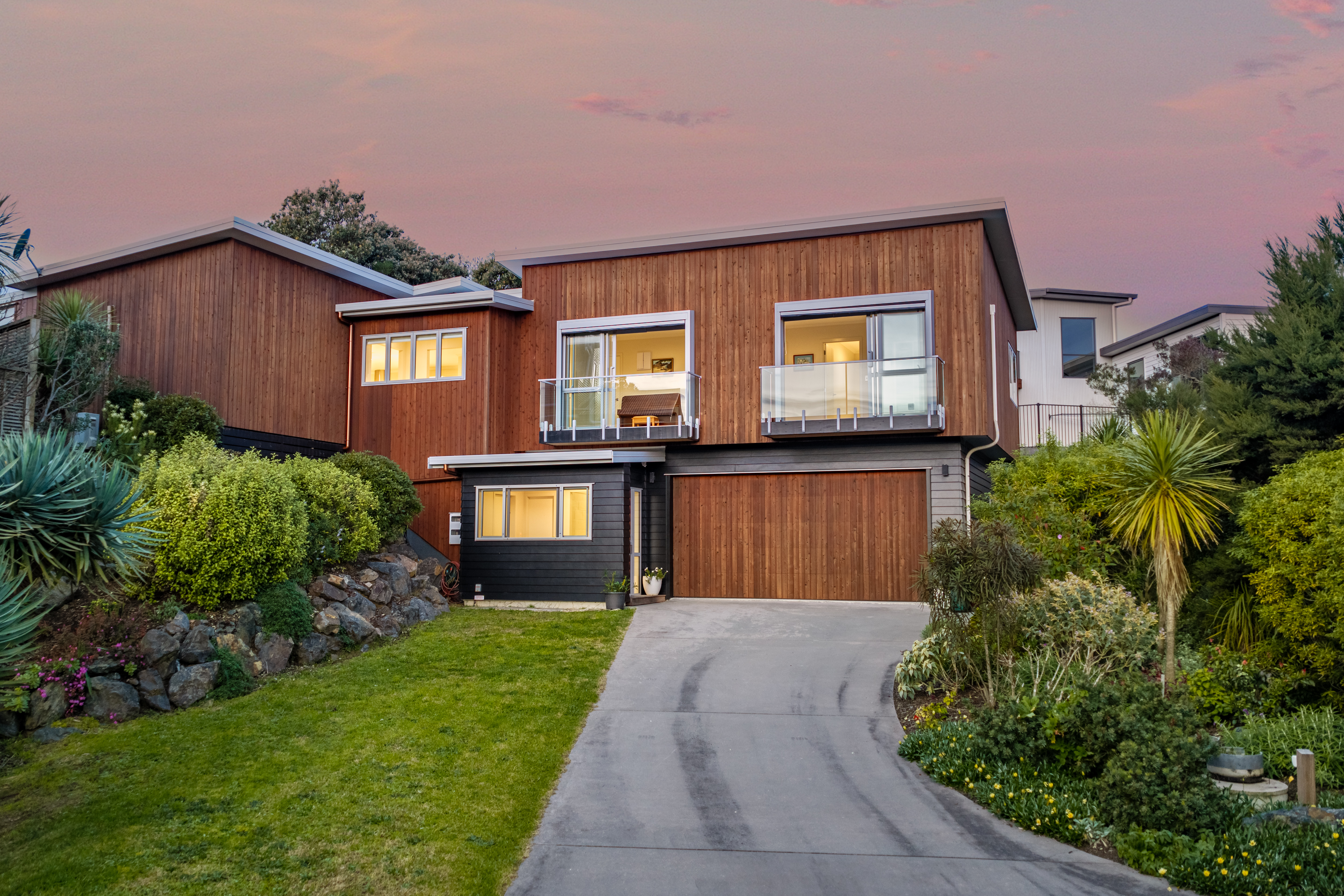 Coastal views and a genuine reason to sell! 2