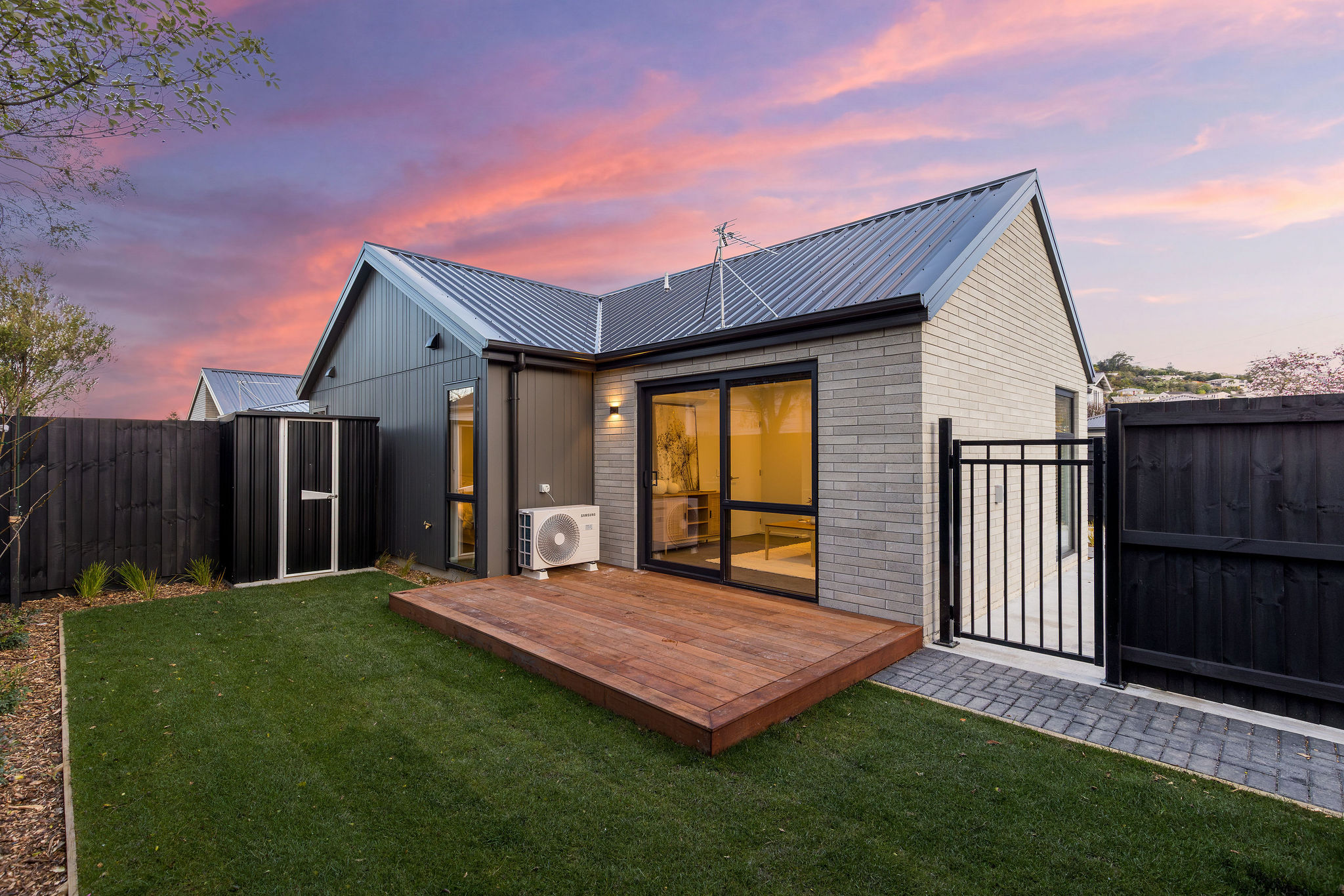 Freehold, Garaging or Carpark! Take your Pick!