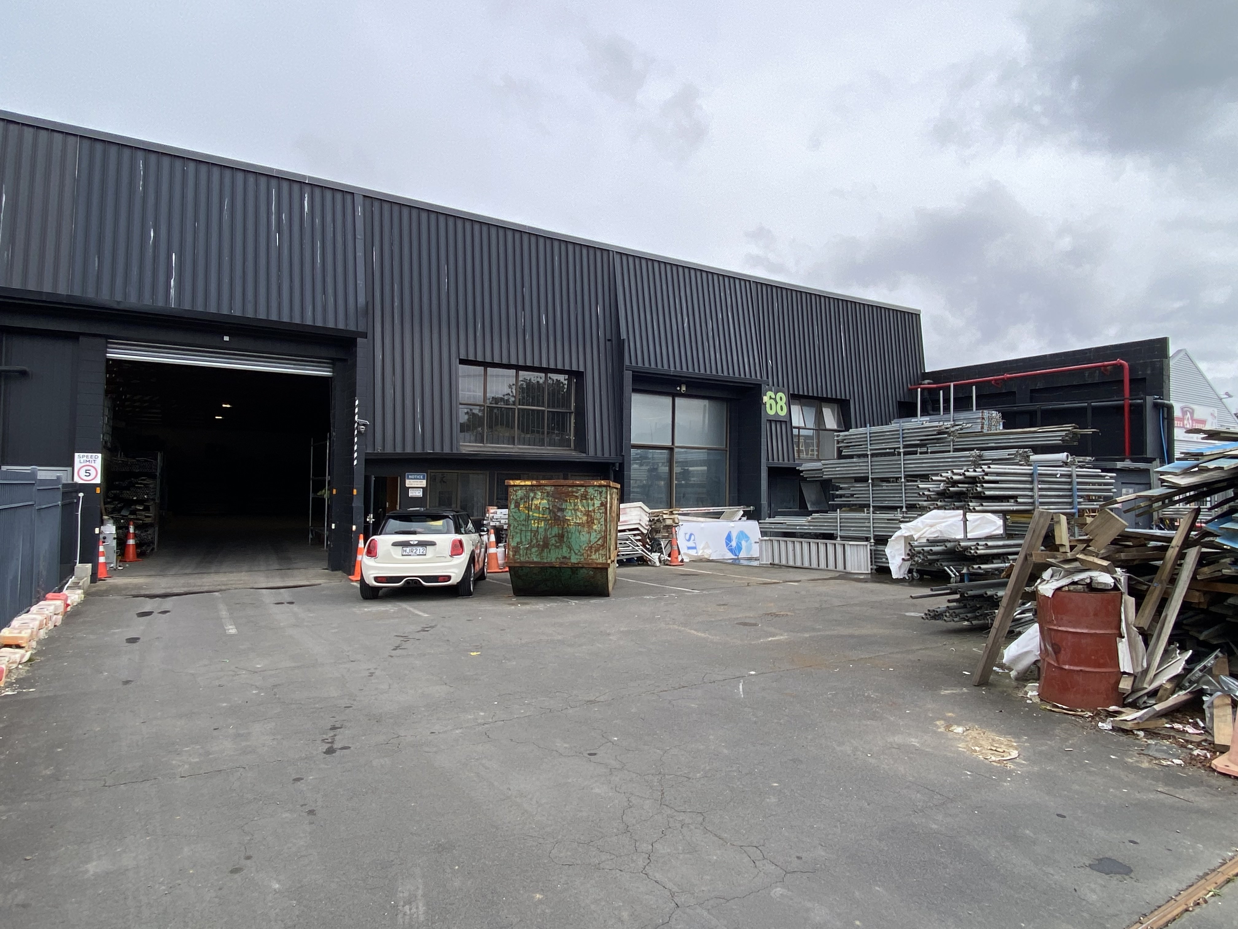 Commercial for rent in Auckland, Carr Road, Mount Roskill, 1050 m²