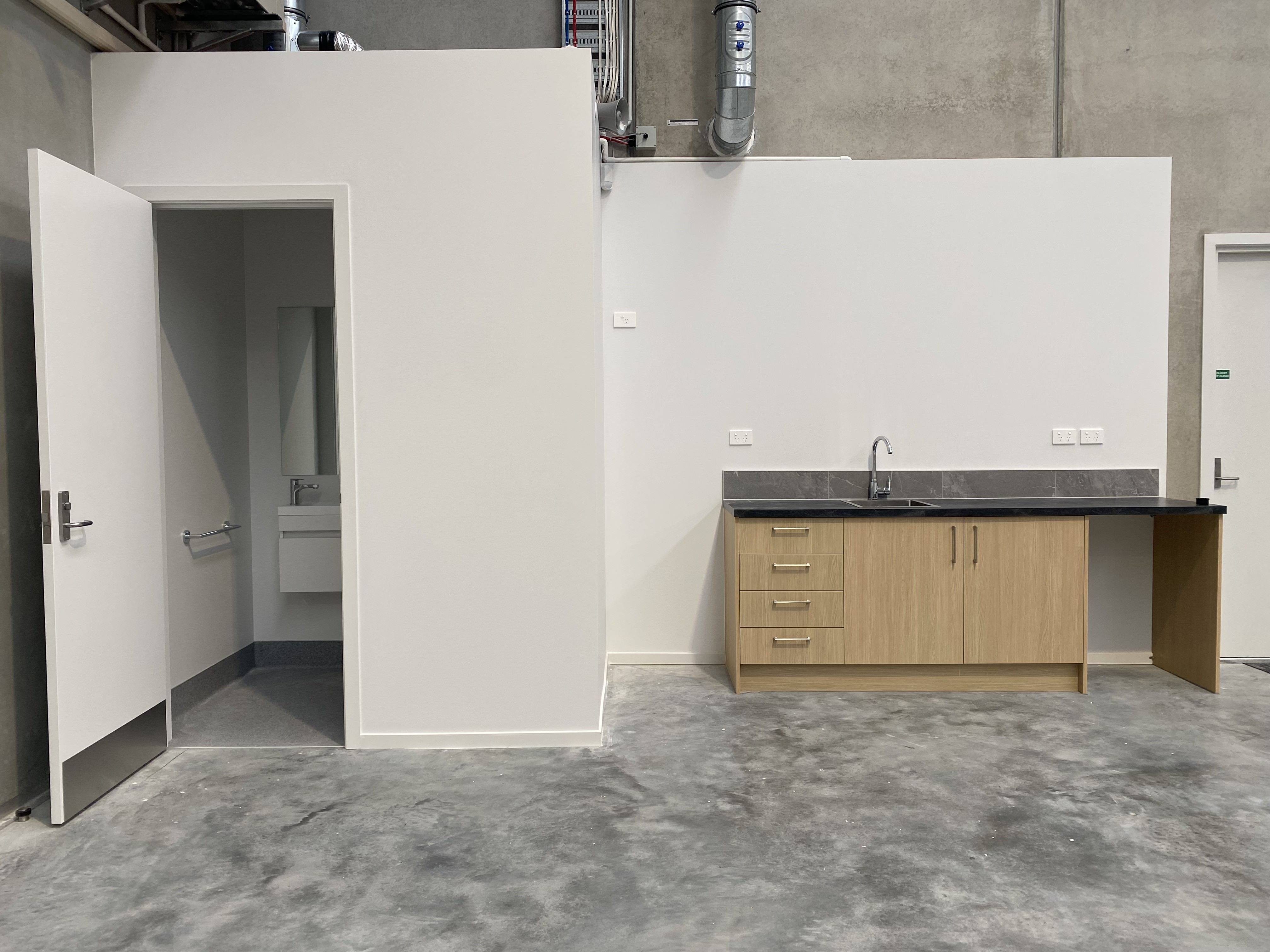 Commercial for rent in North Shore City, 5 Parkhead Place, Rosedale, 870 m²