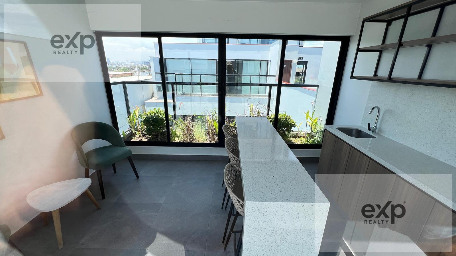Dúplex con terraza y balcón en primer piso