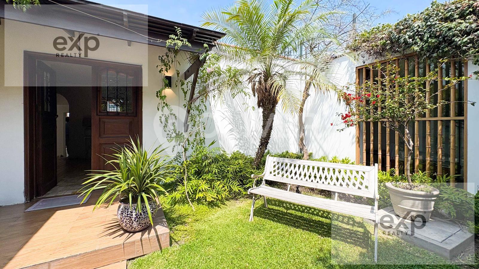 Sale of 4-bedroom house in private condominium Chacarilla Surco 3