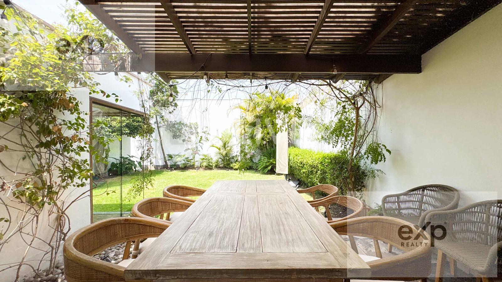 Sale of 4-bedroom house in private condominium Chacarilla Surco 2