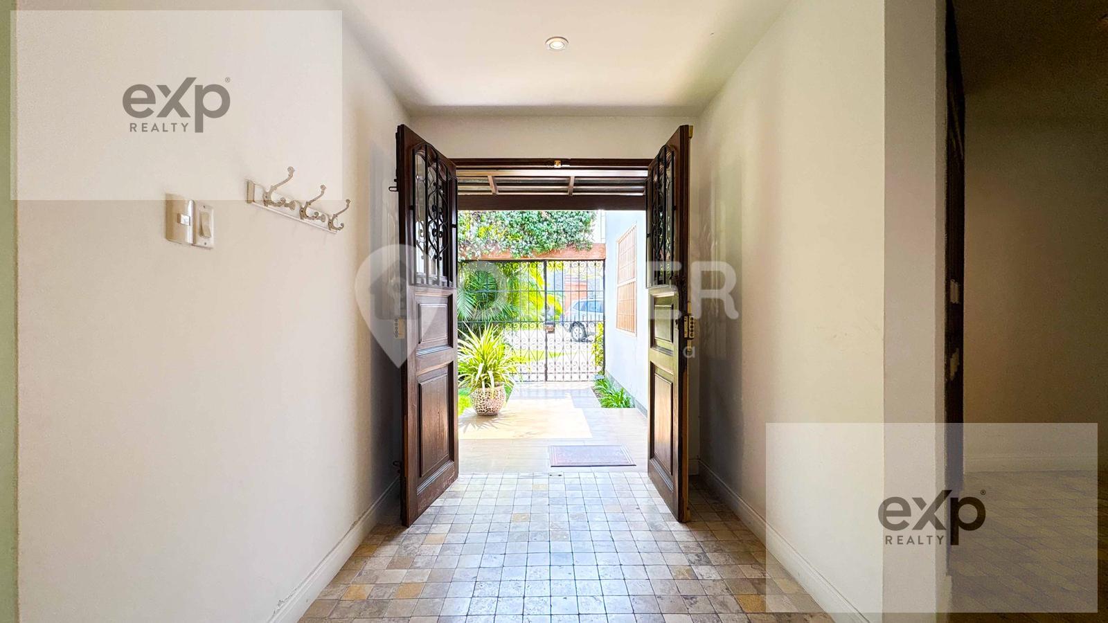Sale of 4-bedroom house in private condominium Chacarilla Surco 5