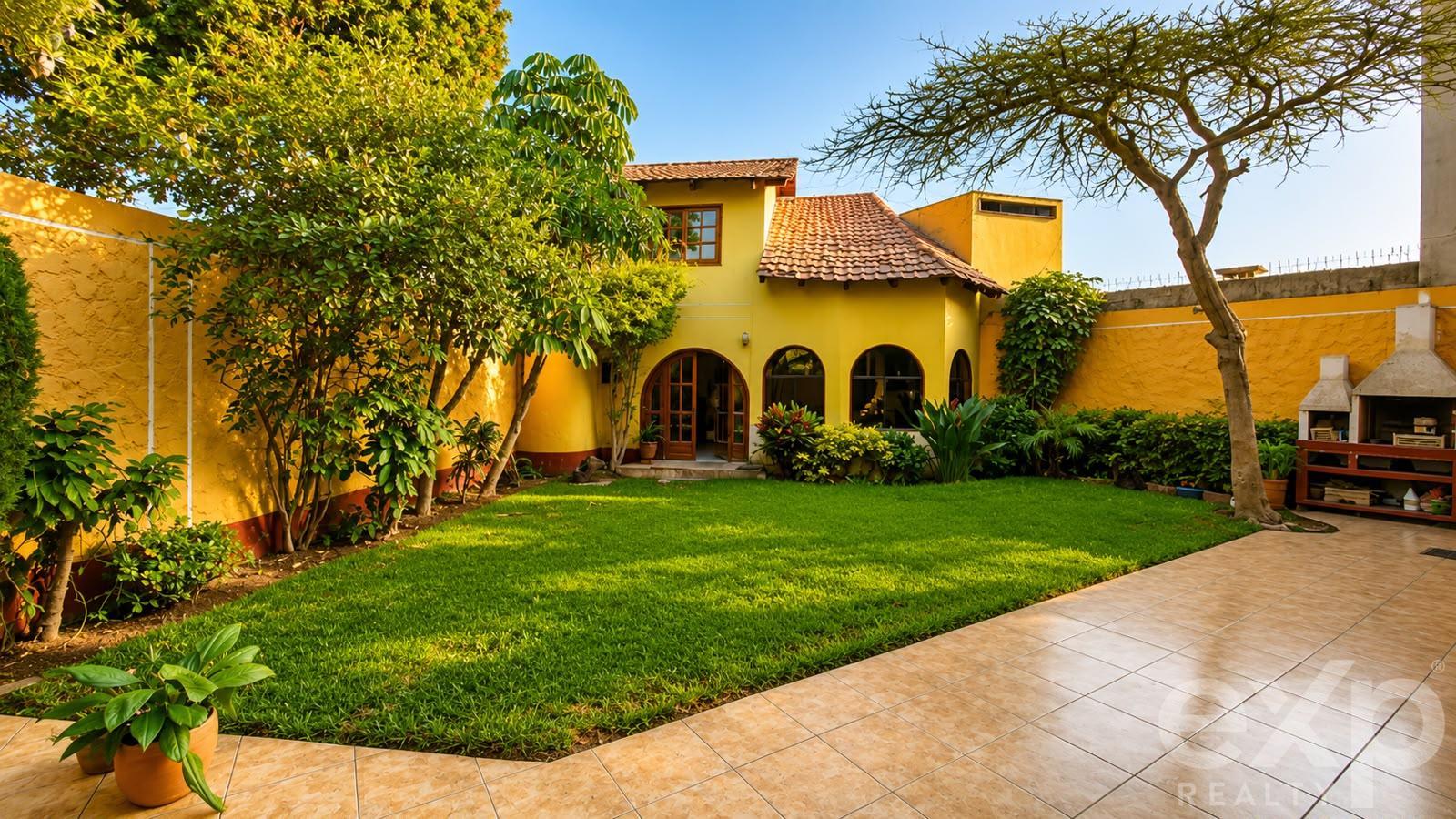 VENTA CASA ESQUINERA 482 M2 FRENTE A PARQUE/4 HB