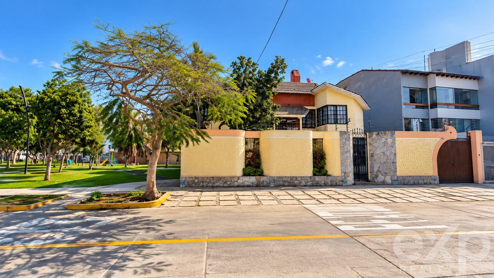 Casa en venta en Lima | San Borja | MARISCAL RAMON CASTILLA, MARISCAL CASTILLA CALLE 25 # 243 SAN BORJA, 482 m²