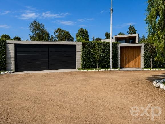 Spacious, modern and elegant house in a safe and peaceful condominium 5