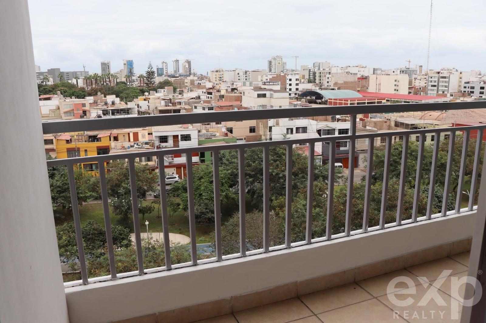 Furnished apartment, balcony facing the street and good view of the central median 5