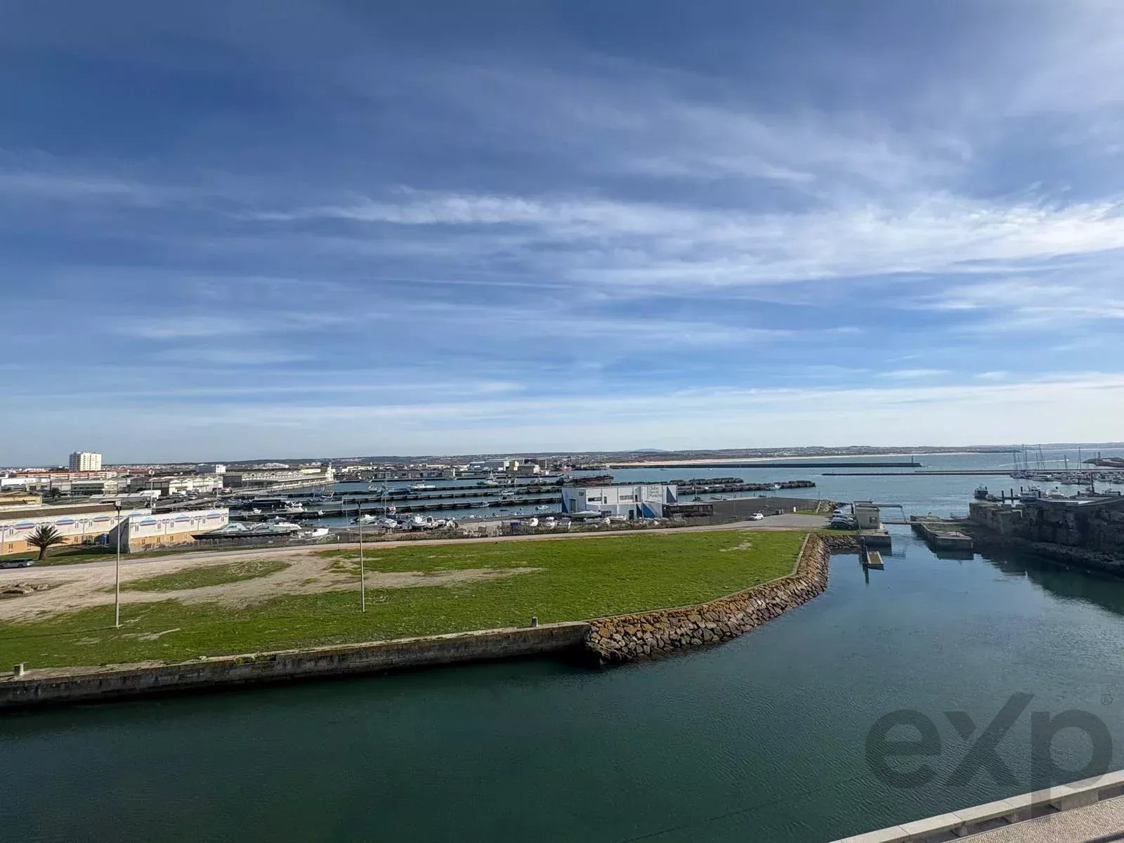Moradia Unifamiliar com Terraço e Vista para o Mar