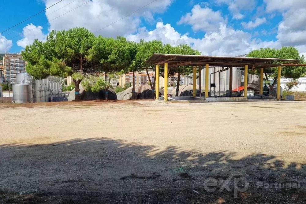 Oportunidade Única Terreno para Construção Habitação, Comercio Serviços, Hotel no Centro de Arruda dos Vinhos ARU