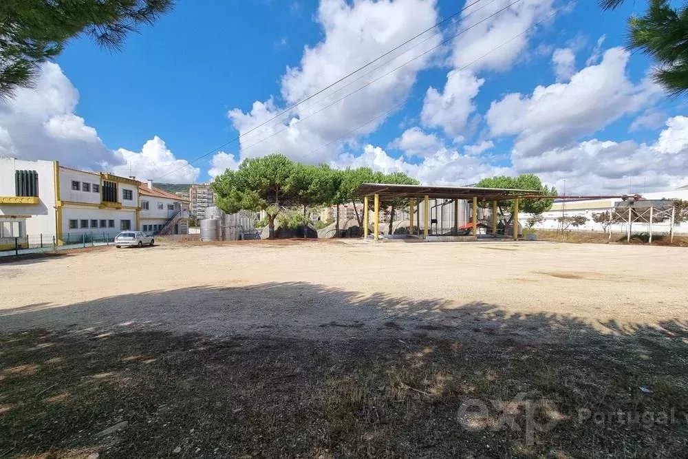 Oportunidade Única Terreno para Construção Habitação, Comercio Serviços, Hotel no Centro de Arruda dos Vinhos ARU