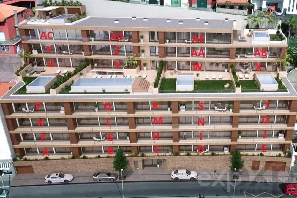 Apartamento T3 no Centro de Câmara de Lobos com Piscina Privada e Vista Baia