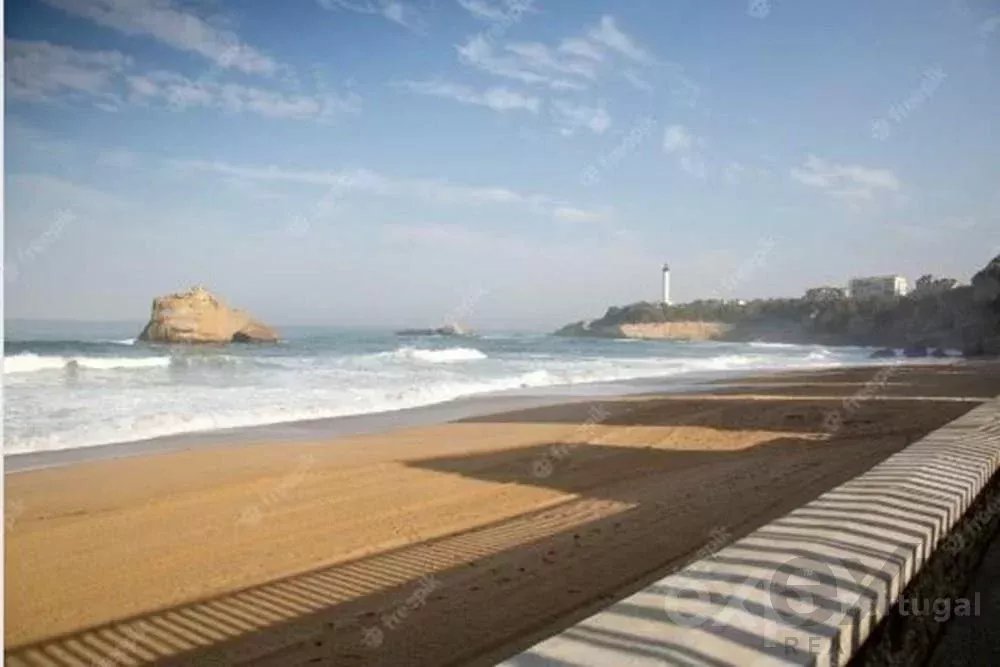 TERRENO 1ª LINHA DE MAR PARA CONSTRUÇÃO DE MORADIA DE 4 FRENTES À PRAIA DE MIRAMAR