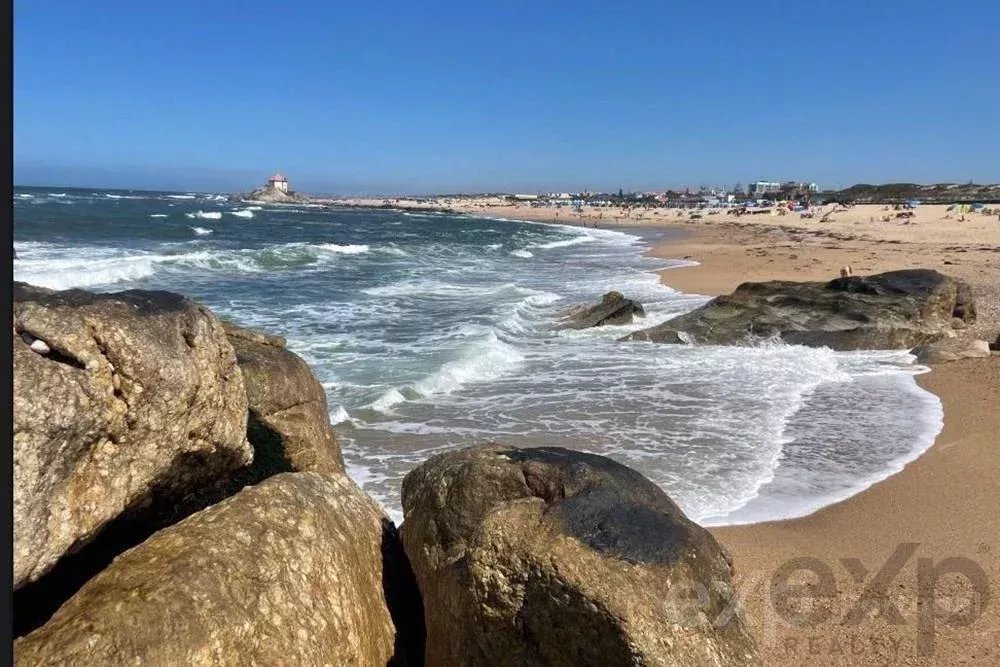 TERRENO 1ª LINHA DE MAR PARA CONSTRUÇÃO DE MORADIA DE 4 FRENTES À PRAIA DE MIRAMAR