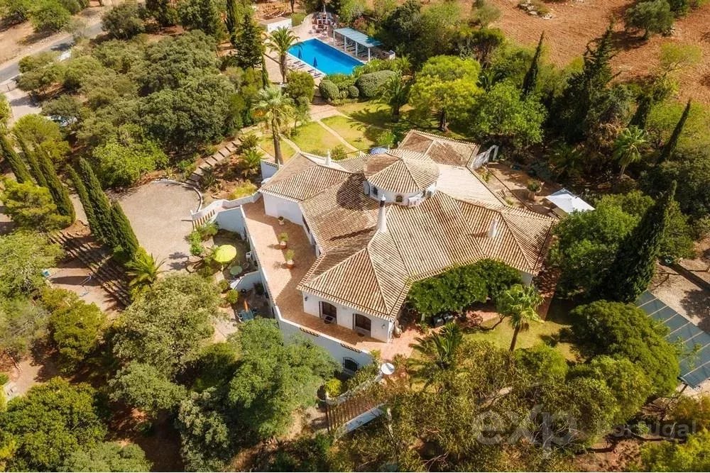 Magnífica propriedade com piscina e vista mar