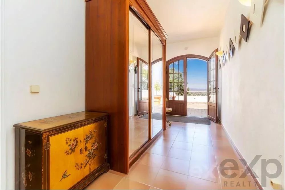 Magnificent property with swimming pool and sea view 85506554 image 38