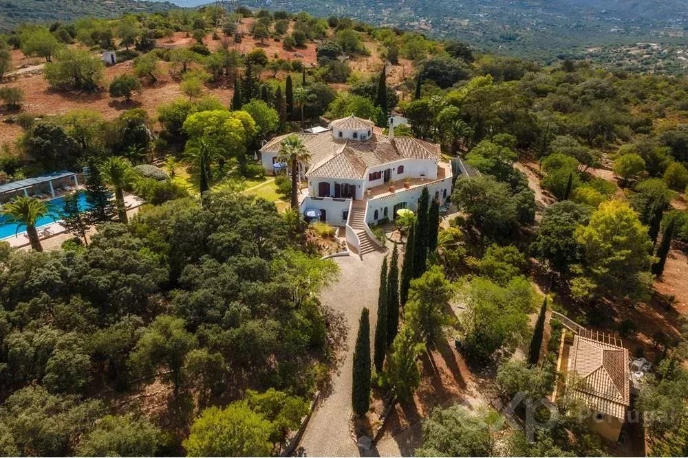 Magnífica propriedade com piscina e vista mar